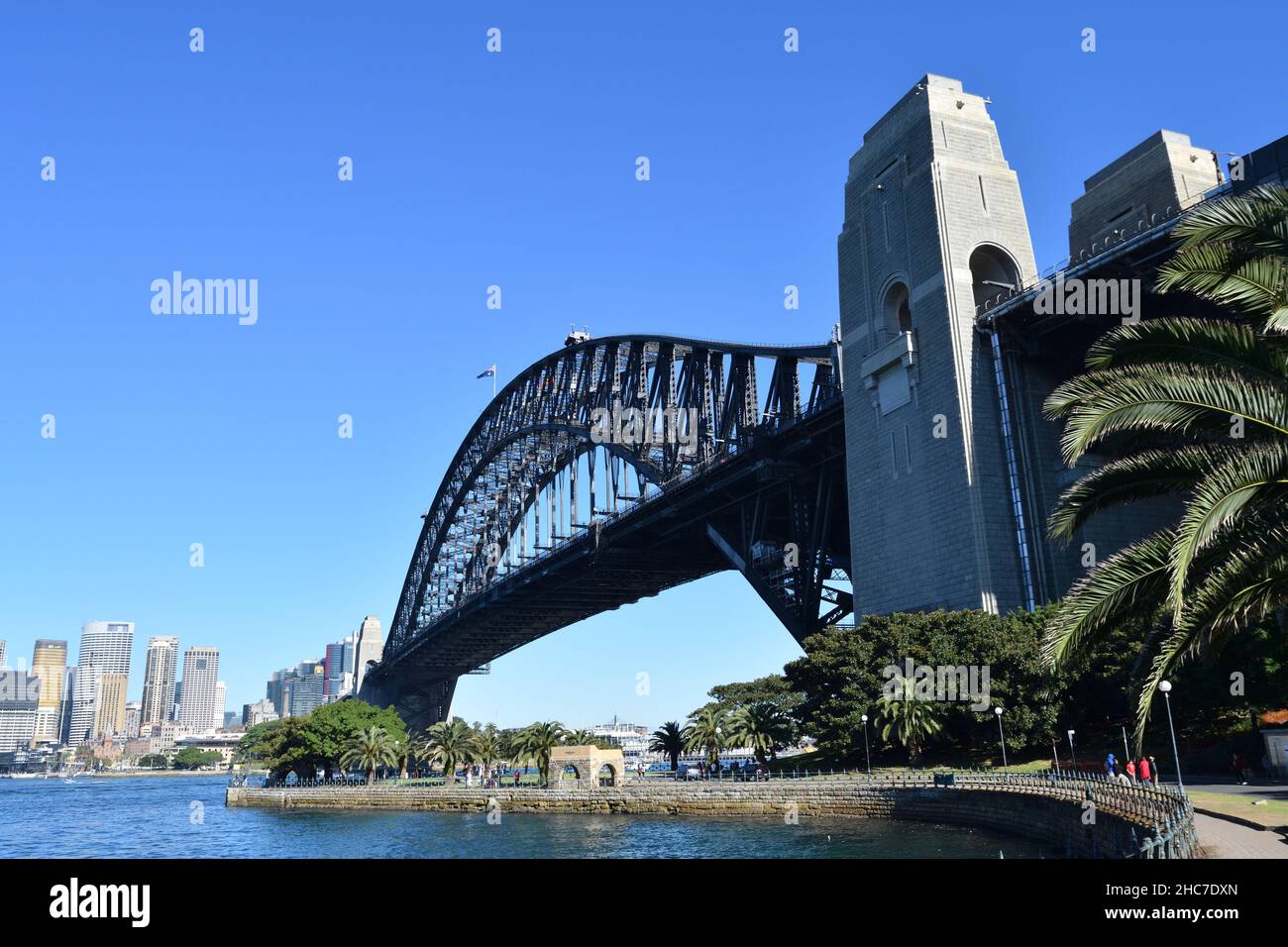 Vista mozzafiato di un Sydney Harbour Bridge in Australia sotto un cielo blu e nuvoloso Foto Stock