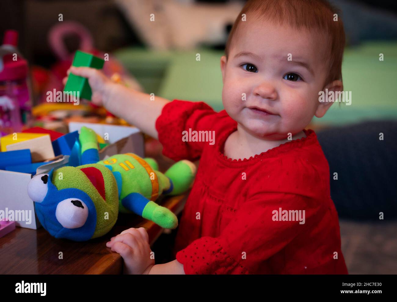 Bambino giovane felice gioca con i suoi giocattoli il giorno di Natale Foto Stock