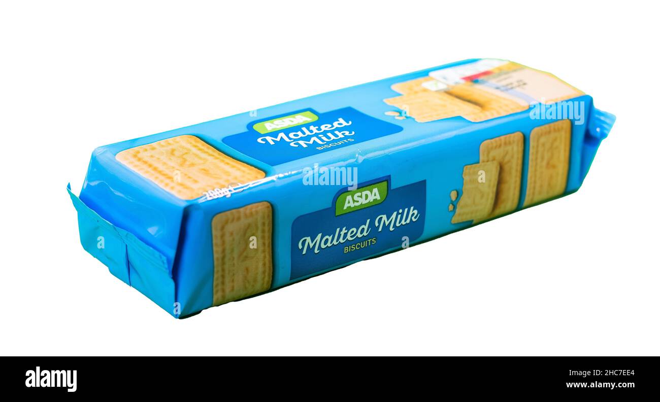 Norwich, Norfolk, Regno Unito – Dicembre 2021. Una confezione di biscotti al latte maltati di marca Asda tagliati isolati su un fondo bianco semplice Foto Stock
