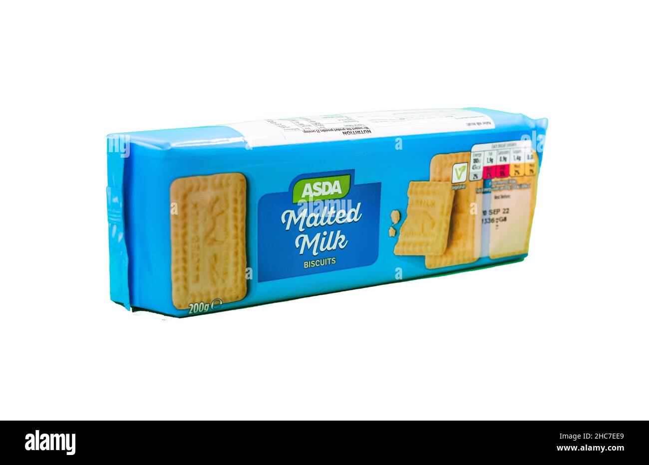 Norwich, Norfolk, Regno Unito – Dicembre 2021. Una confezione di biscotti al latte maltati di marca Asda tagliati isolati su un fondo bianco semplice Foto Stock