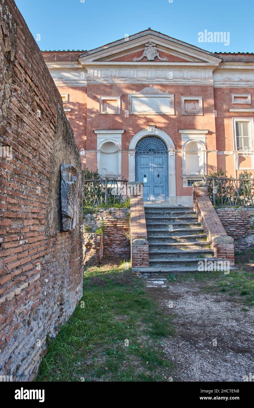 Roma, Lazio, Italia - 12-17-2021: Bella villa a Ostia Antica, Italia. Foto Stock