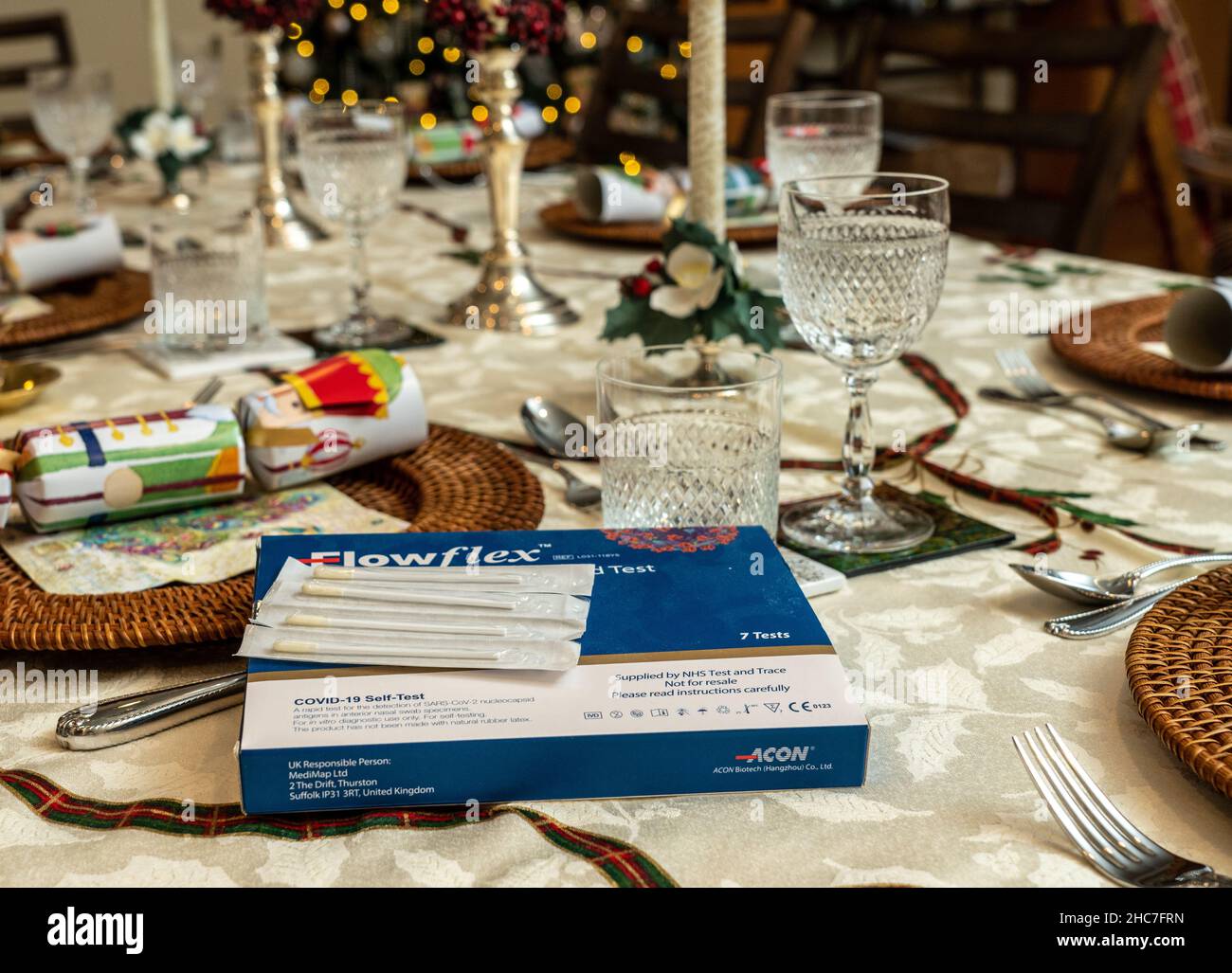 Morgantown, WV - 25 dicembre 2021: Flowflex Covid-19 test antigenici in box su tavola pronti per i test degli ospiti per il coronavirus a Natale Foto Stock