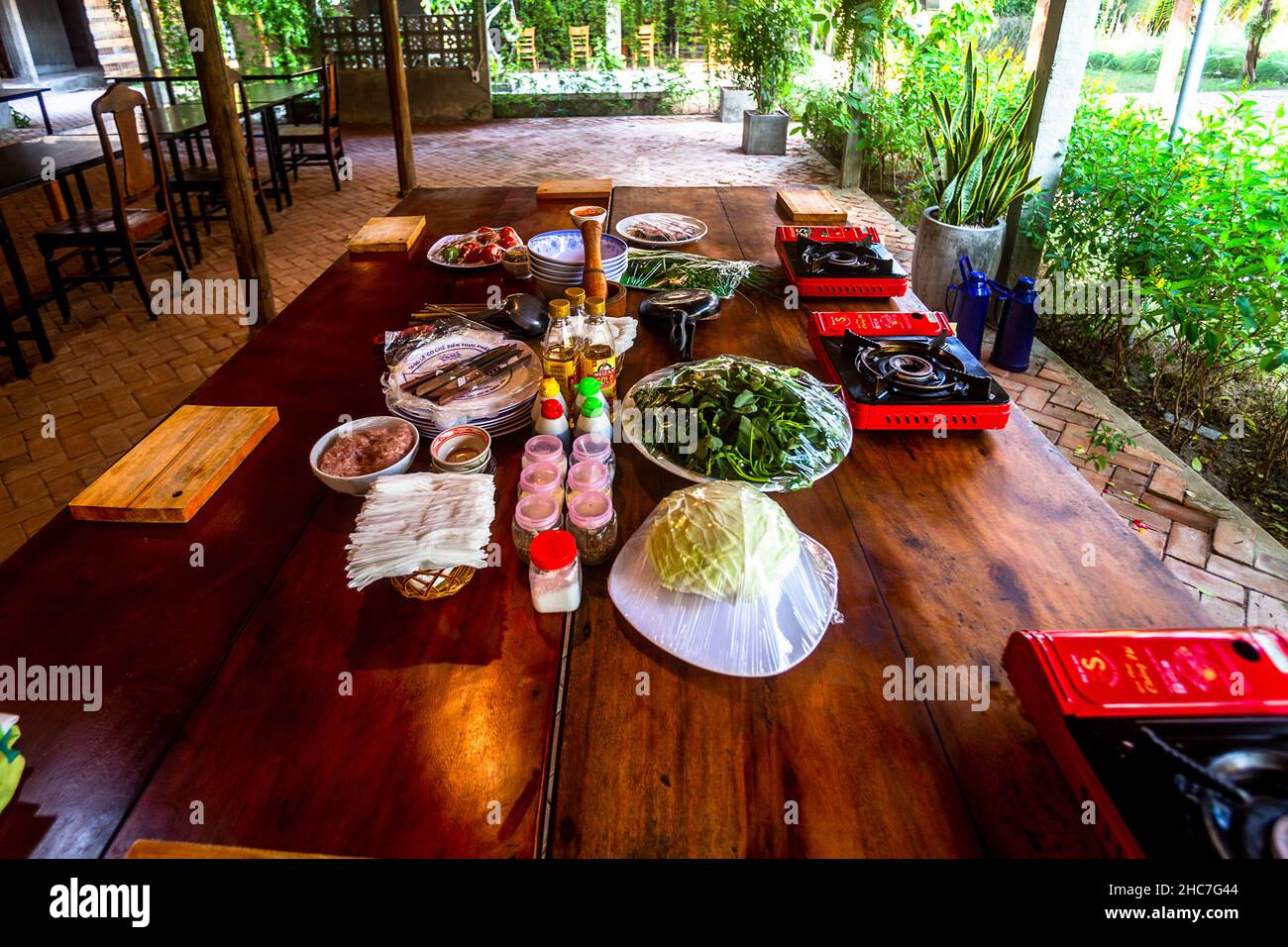 Il cibo è sul tavolo in attesa per gli studenti della Scuola di cucina Hoi An per i turisti. Foto Stock