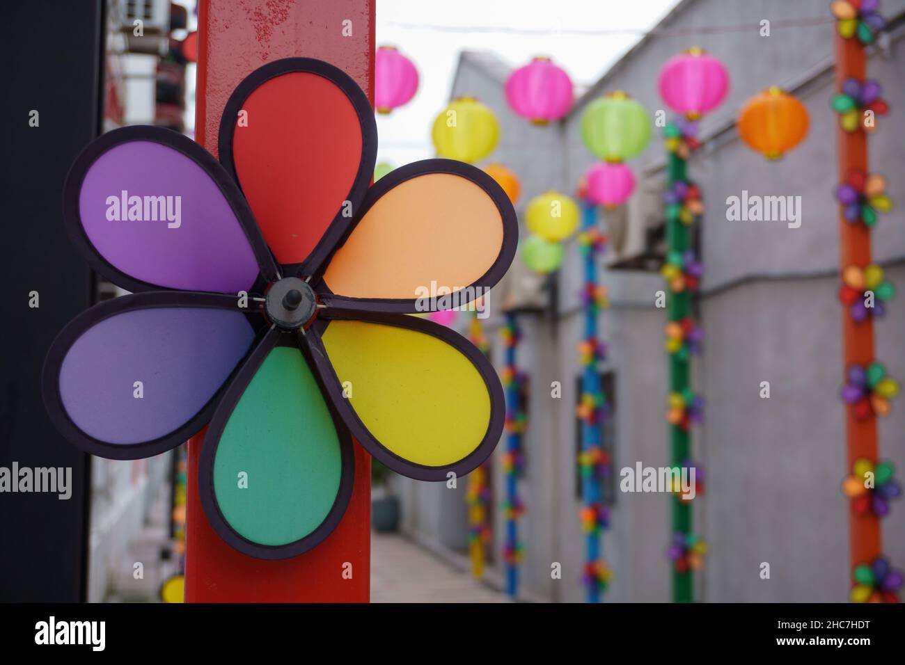 Primo piano di un coloratissimo volantino di fiori su una colonna rossa per le strade Foto Stock