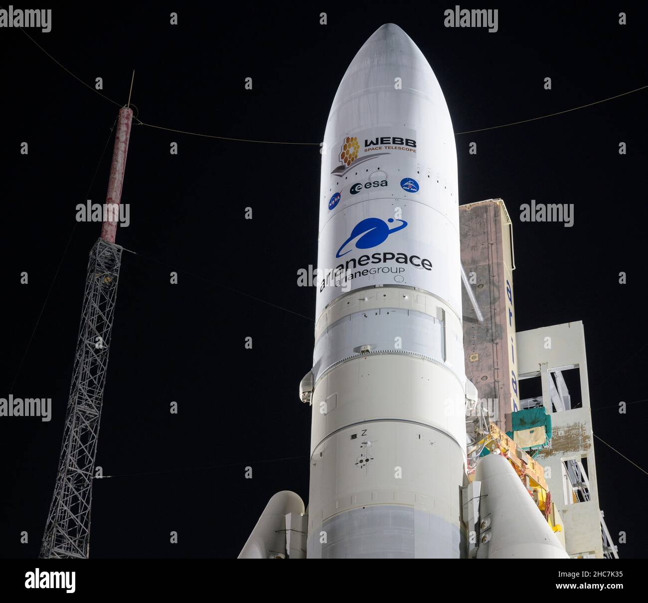 Kourou, Guyana francese. 23rd Dic 2021. Il razzo Arianespace Ariane 5 con il telescopio spaziale James Webb della NASA a bordo, è stato rifatto sul trampolino di lancio presso il Guiana Space Center, 23 dicembre 2021 a Kourou, Guiana francese. Credit: Bill Ingls/NASA/Alamy Live News Foto Stock