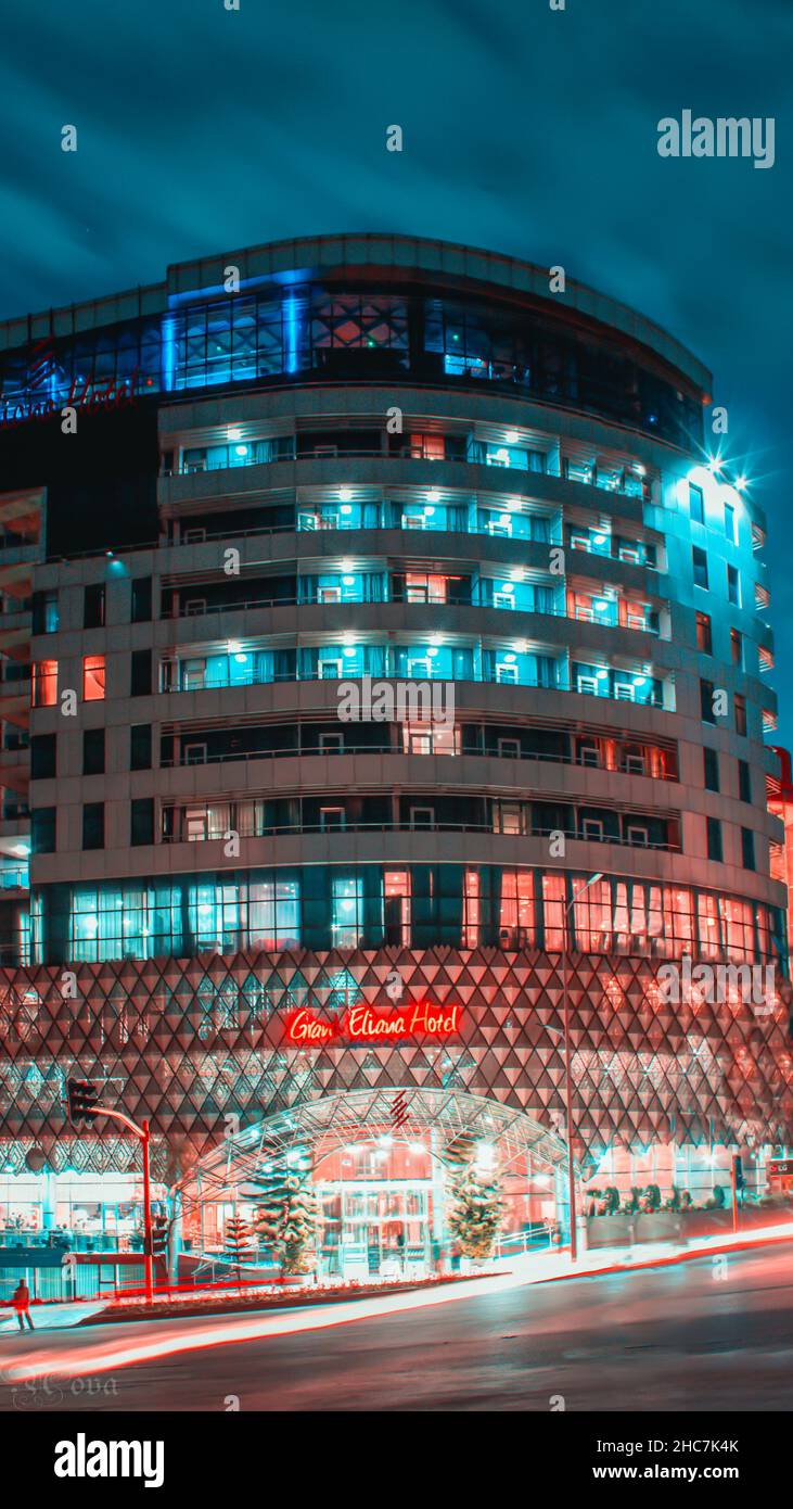 Foto verticale della vista esterna del Grand Eliana Hotel di notte nella città di Addis Abeba Foto Stock