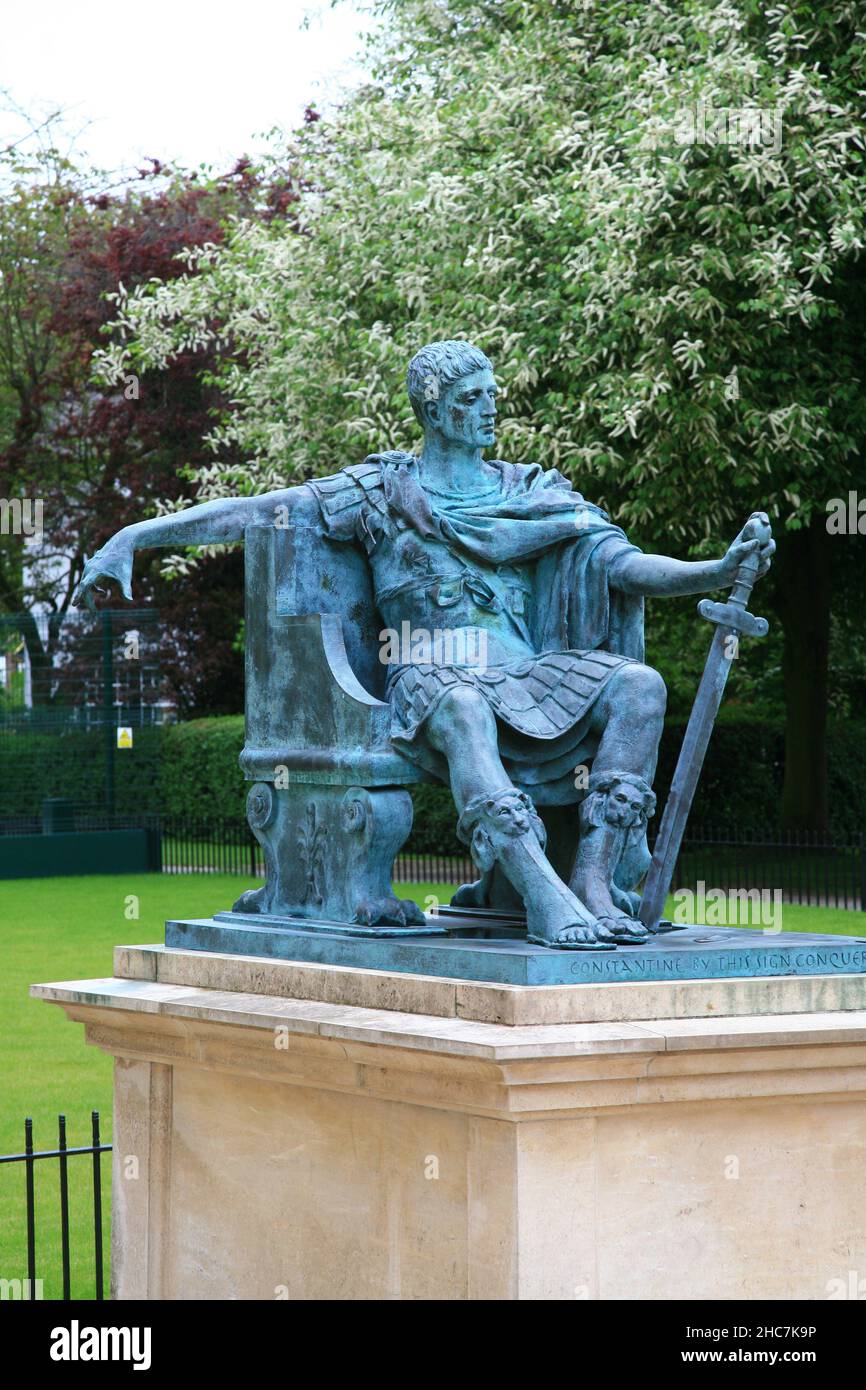 Statua a York di Costantino ritratto vista Foto Stock