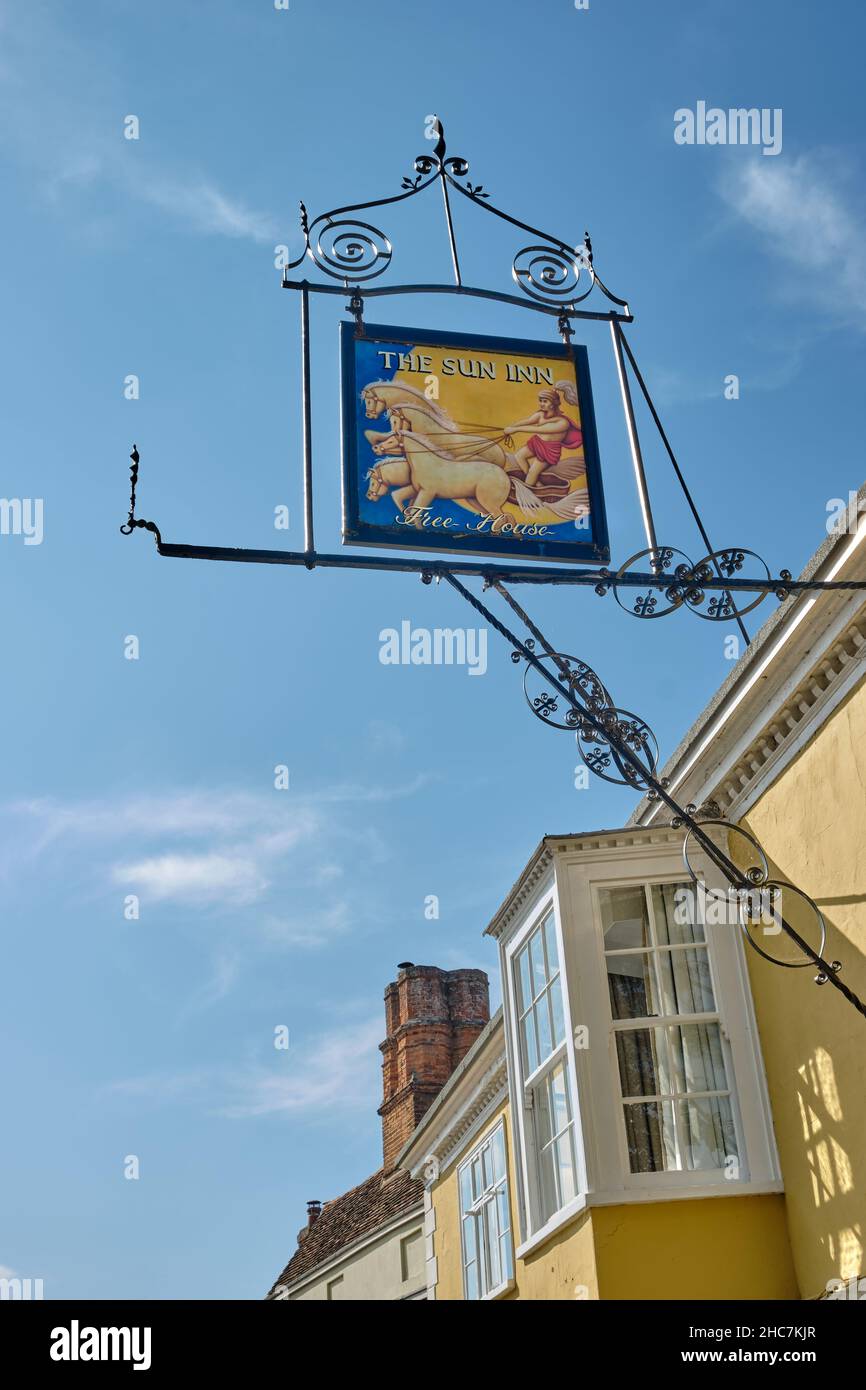 Dedham, Suffolk, Inghilterra, Gran Bretagna, settembre 2021. Colpisce Inn segno contro un bel cielo blu. Foto Stock