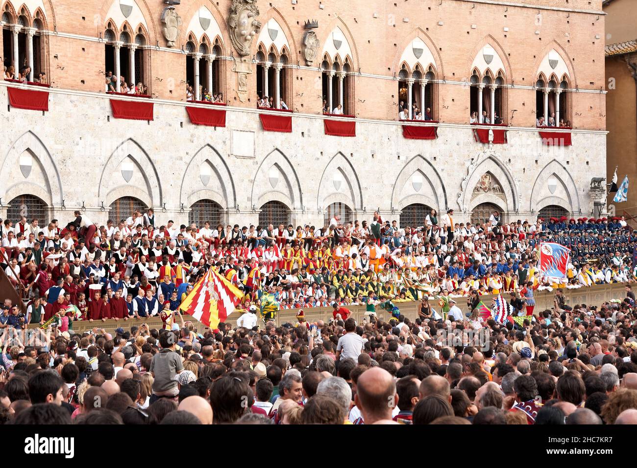 Le squadre di Palio prendono posto per la gara Foto Stock