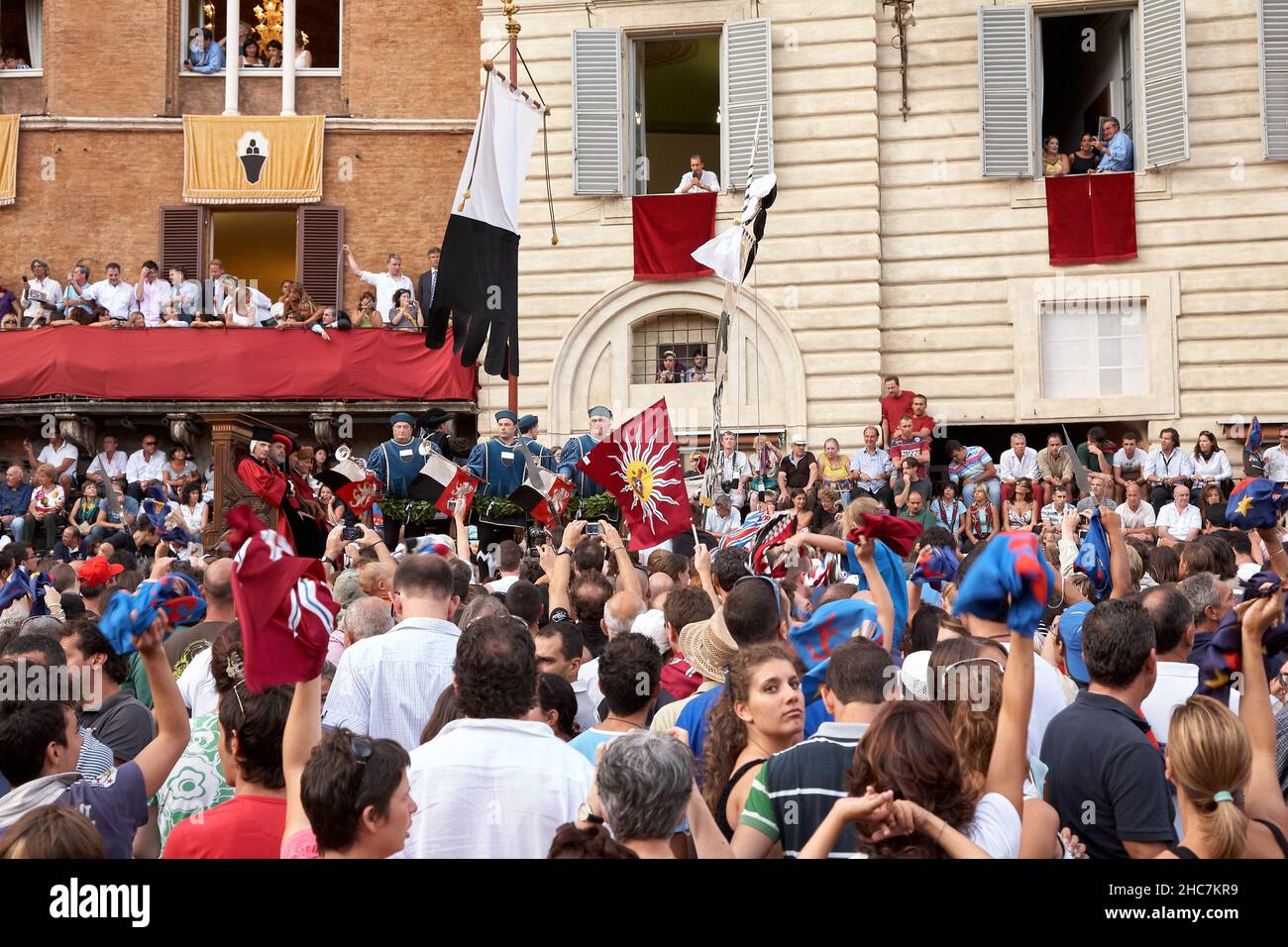 Spettatori in Piazza siena che guardano la sfilata Foto Stock