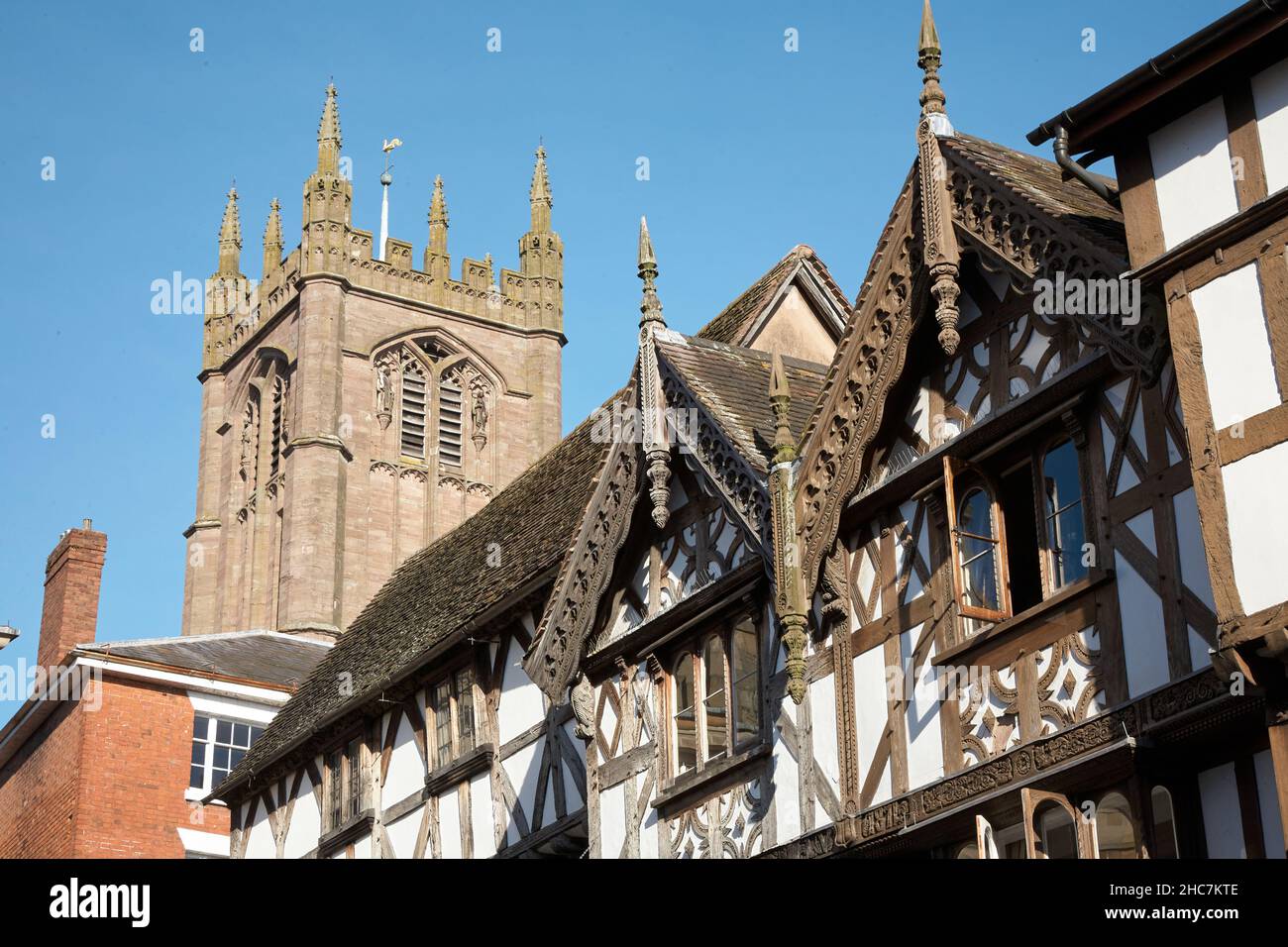 St Lawrence chiesa sopra un Tudor struttura edificio in legno Ludlow Foto Stock