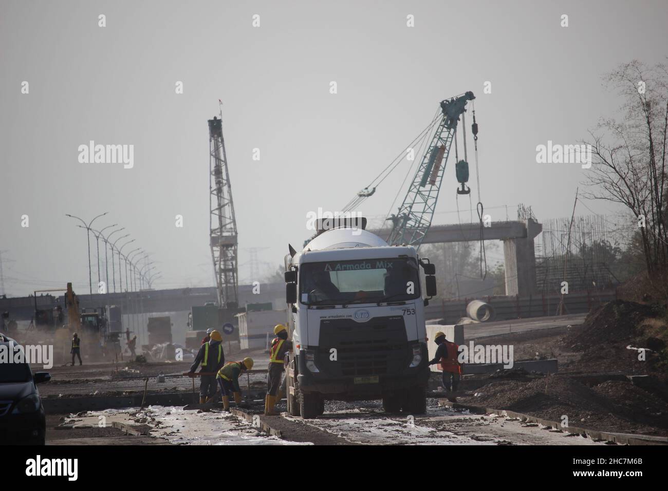 attività di attrezzature pesanti in progetti di costruzione di strade a pedaggio, autostrade, ponti e altre costruzioni Foto Stock
