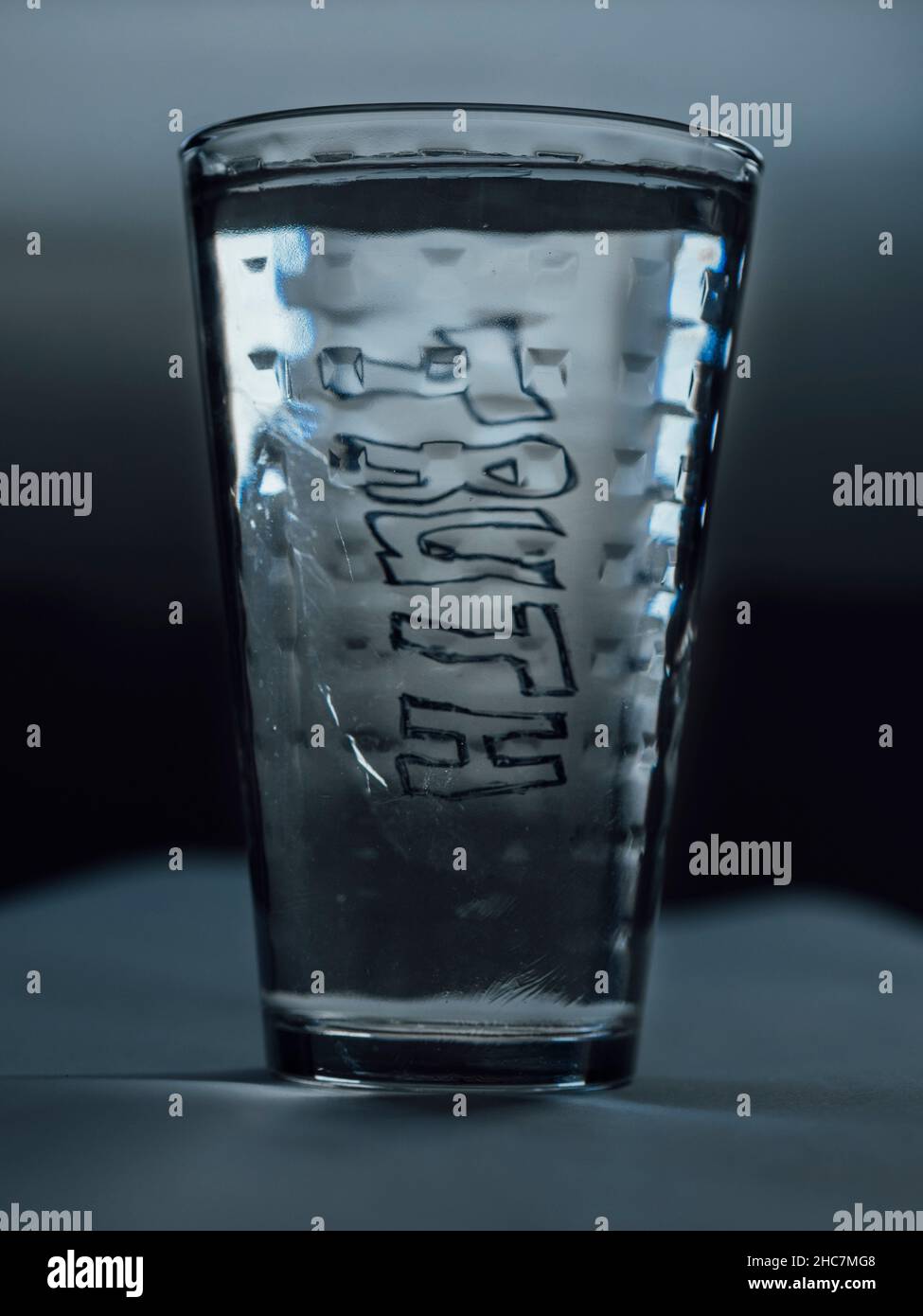 Verità scritta a mano distorta in un vetro retroilluminato di acqua Foto Stock