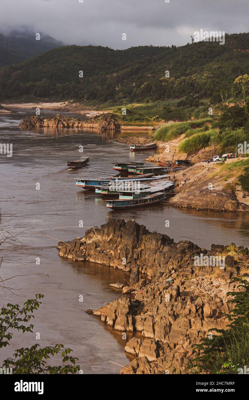 Costa rocciosa con barche Foto Stock
