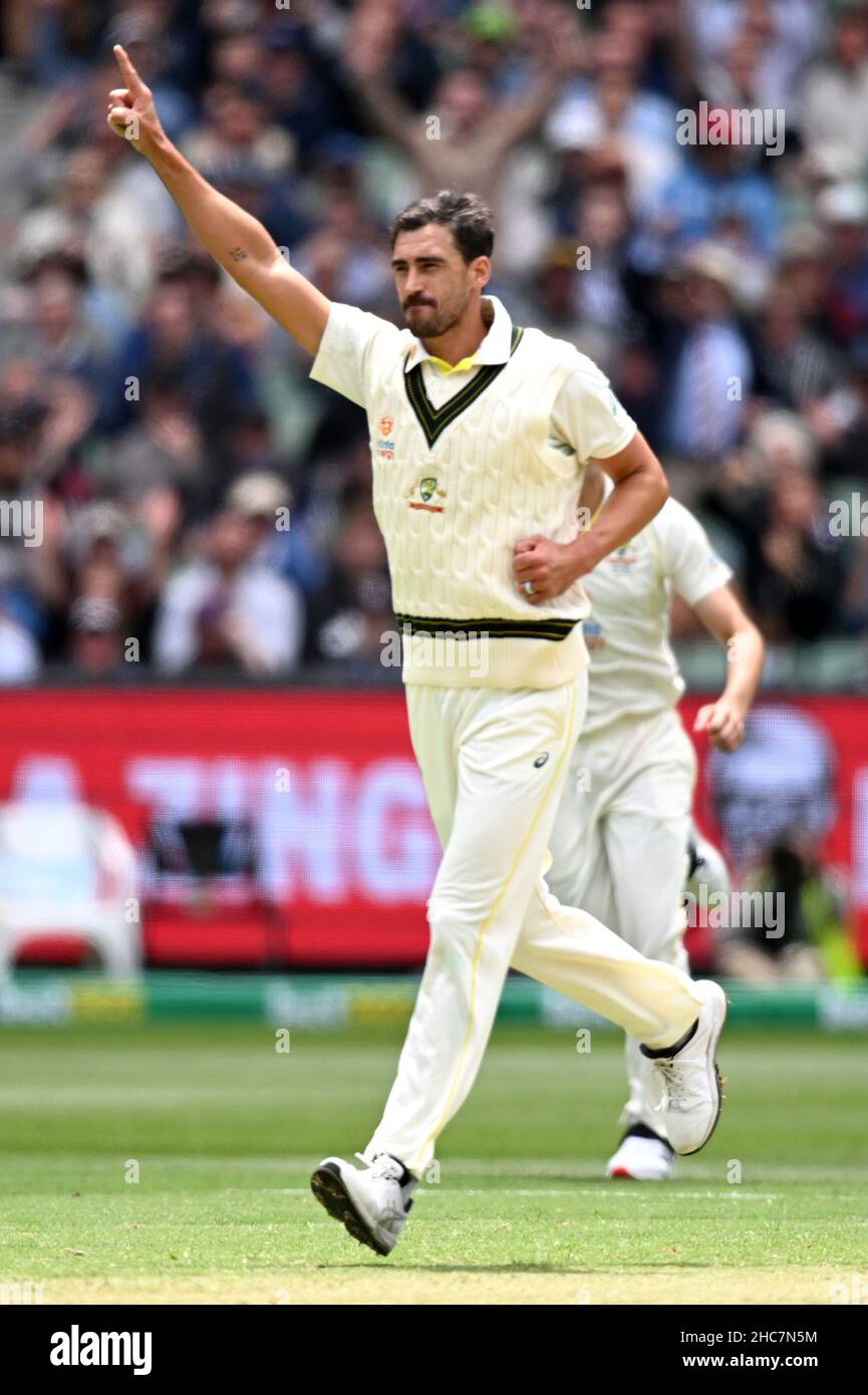 Melbourne Cricket Ground, Melbourne, Australia. 26th Dic 2021. The Ashes 3rd Test, Day 1 Cricket, Australia contro Inghilterra; Mitchell Starc of Australia celebra il cricket di Joe Root of England Credit: Action Plus Sports/Alamy Live News Foto Stock