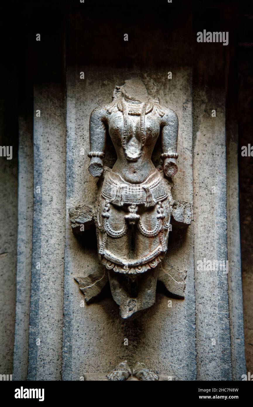 Magnificamente scolpito rilievo di figura donna sul muro del tempio di Bhuleshwar a Yavat Maharashtra Foto Stock