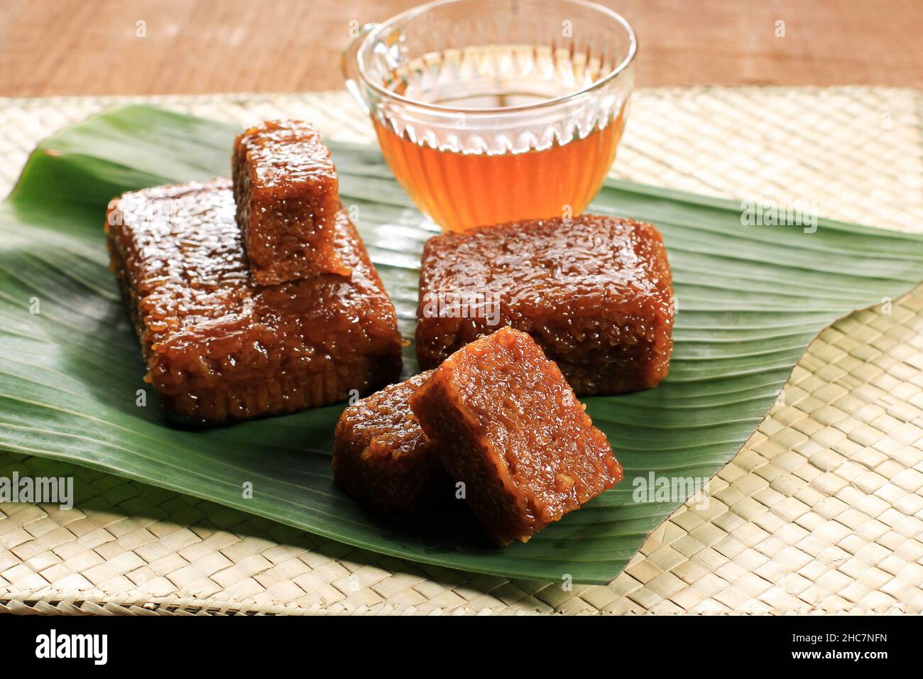 Wajik, torta di riso sticky dolce è comunemente trovato in Indonesia, Malesia e Brunei. Riso glutinoso cotto in zucchero di palma e latte di cocco. Servito con Foto Stock