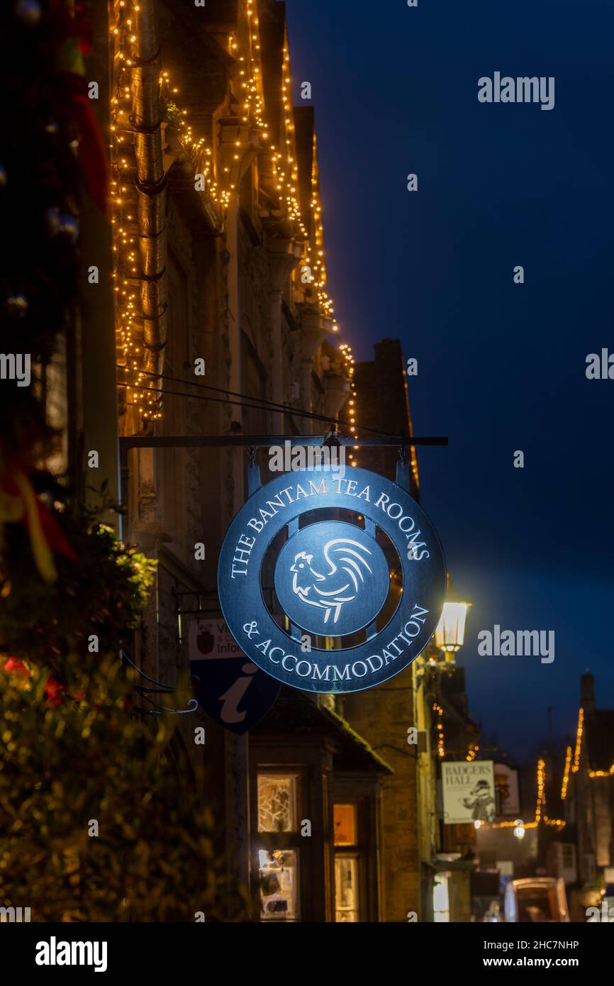 Il Bantam Tea Rooms firma a natale di mattina presto. Chipping Campden, Cotswolds, Gloucestershire, Inghilterra Foto Stock
