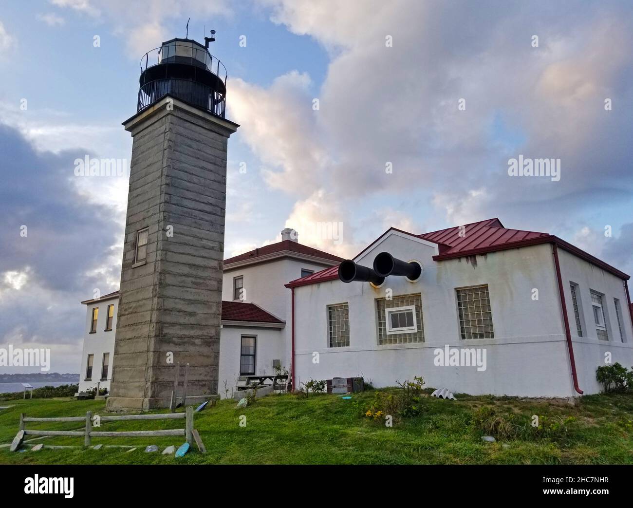 Faro a coda di rondine a Jamestown, Rhode Island, al crepuscolo, contro un cielo blu con alcune nuvole bianche -07 Foto Stock