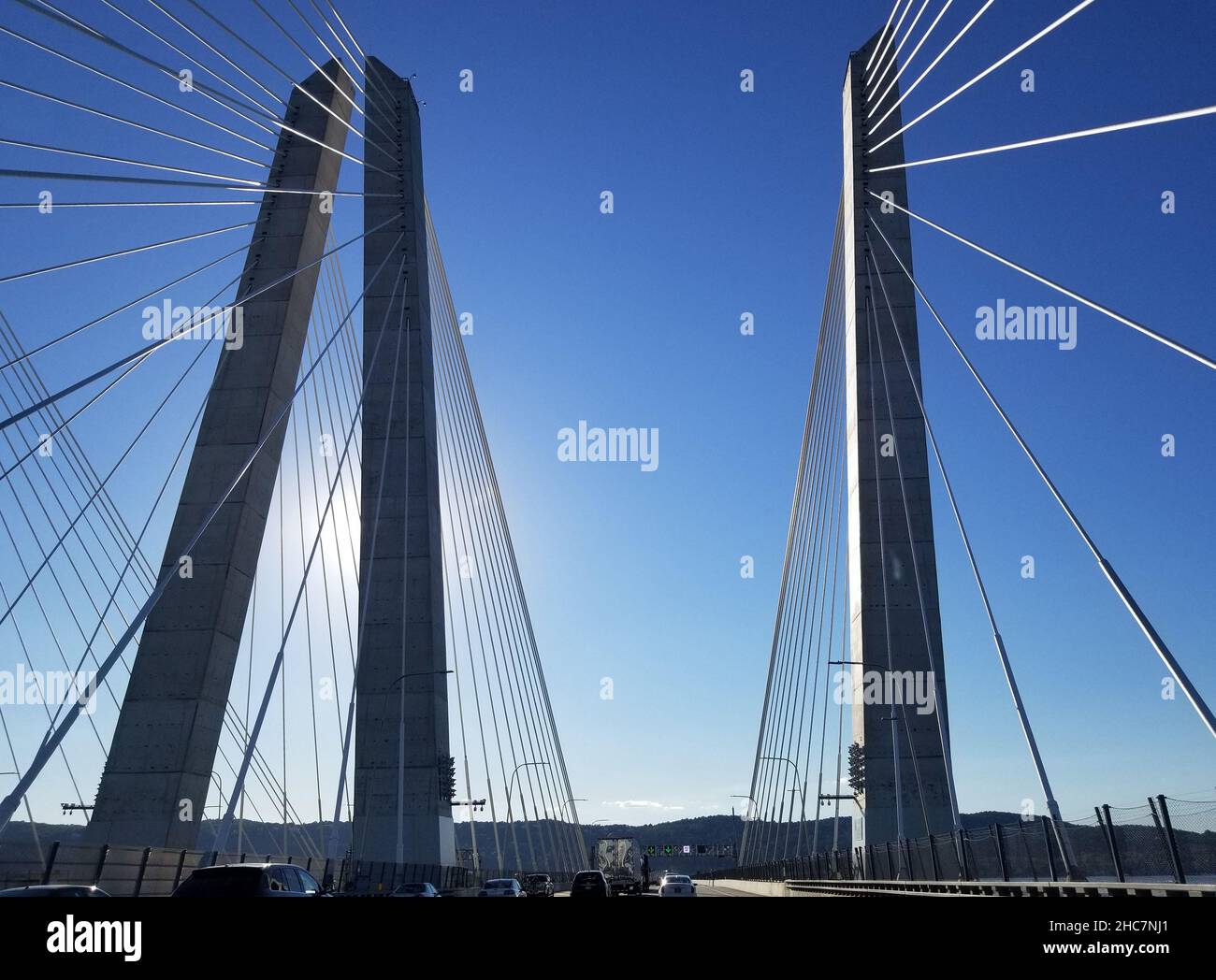 In direzione ovest sul nuovo Tappan Zee Bridge, noto anche come Mario M. Cuomo Bridge, che si dirige verso Nyack da Tarrytown, New York -13 Foto Stock