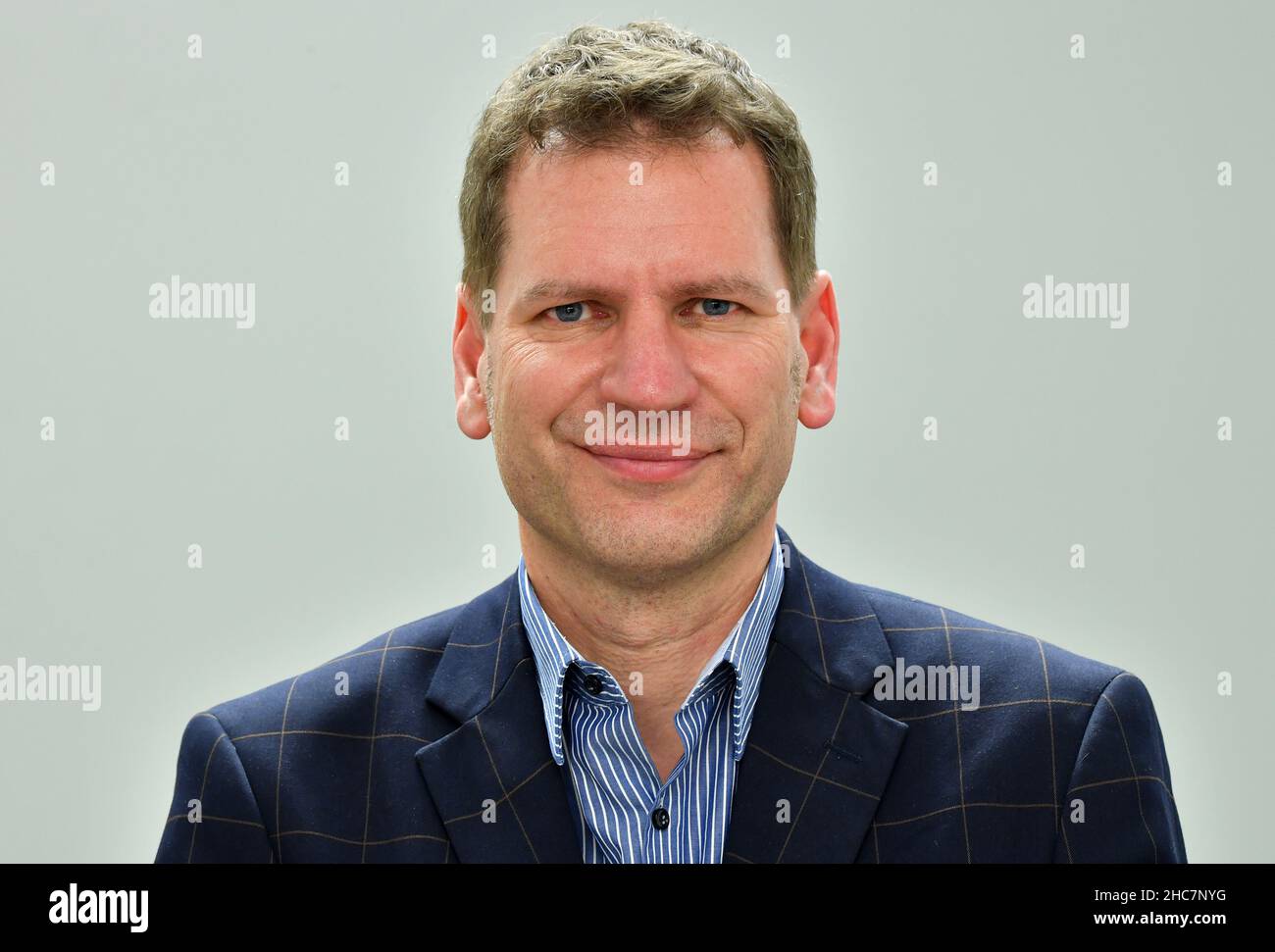 Gotha, Germania. 14th Dic 2021. Tobias Pfeifer-Helke, direttore della Fondazione del Castello di Friedenstein. La Fondazione del Castello di Friedenstein ha scoperto una collezione di 140 oggetti nella sua collezione etnologica di circa 3.000 oggetti che possono essere ricondotto all'importante studioso orientale Ulrich Jasper Seetzen (1767-1811). Un tempo fu incaricato dal duca agosto di Sassonia-Gotha-Altenburg di acquistare antichità orientali, opere stampate e oggetti naturali. Credit: Martin Schutt/dpa-Zentralbild/dpa/Alamy Live News Foto Stock