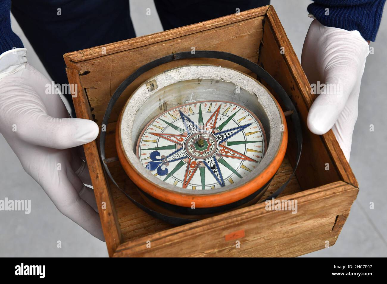 Gotha, Germania. 14th Dic 2021. La Fondazione del Castello di Friedenstein presenta la bussola di una nave. La Fondazione del Castello di Friedenstein ha scoperto una collezione di 140 oggetti nella sua collezione etnologica di circa 3.000 oggetti che possono essere ricondotto all'importante studioso orientale Ulrich Jasper Seetzen (1767-1811). Un tempo fu incaricato dal duca agosto di Sassonia-Gotha-Altenburg di acquistare antichità orientali, opere stampate e oggetti naturali. Credit: Martin Schutt/dpa-Zentralbild/dpa/Alamy Live News Foto Stock