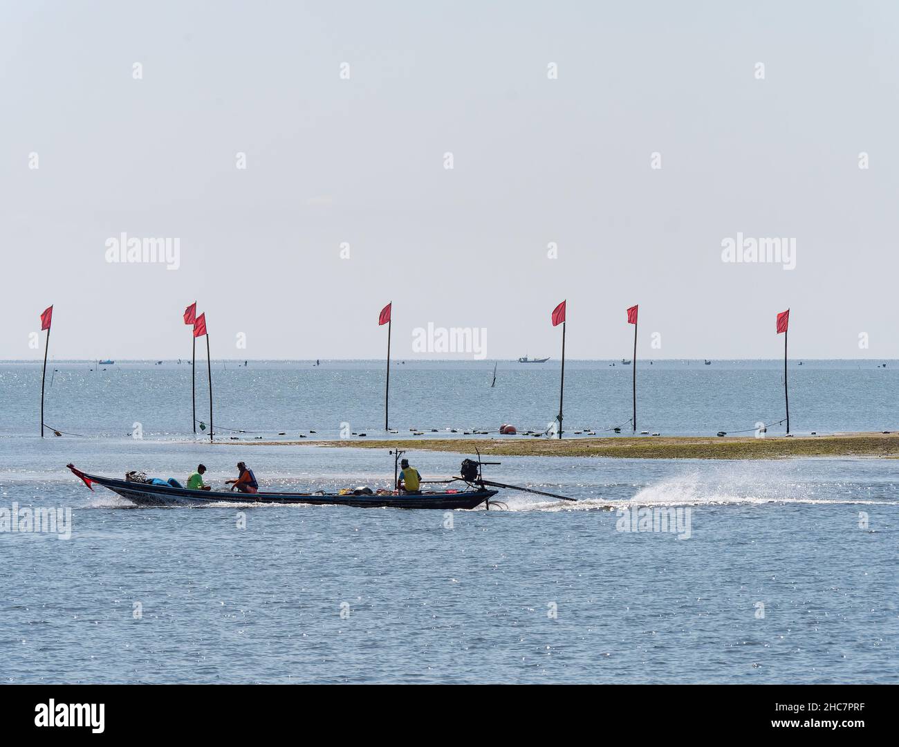Barca da pesca di ritorno dal mare sulla costa della provincia di Surat Thani in Thailandia. Foto Stock