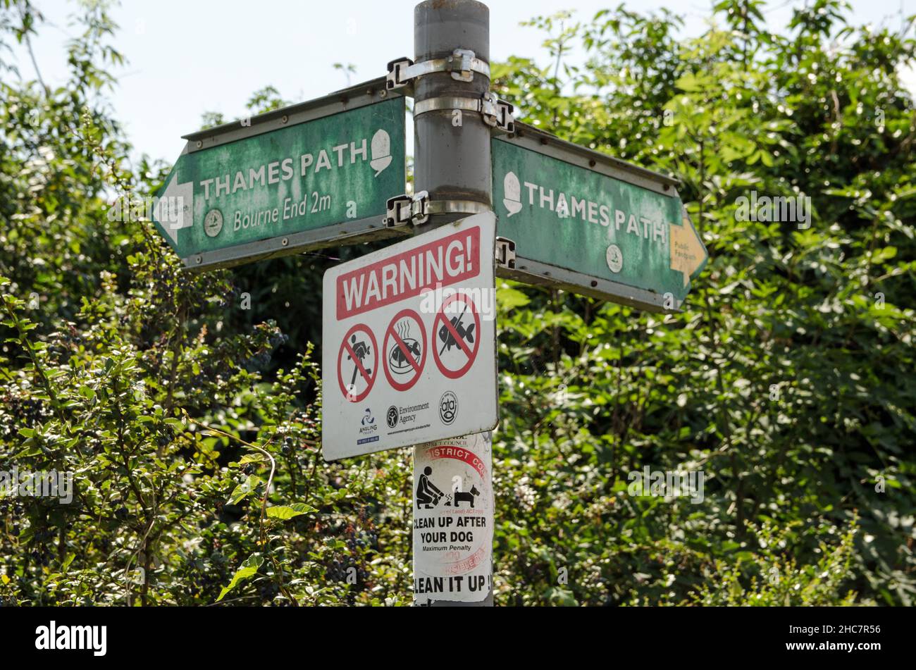 Marlow, UK - 19 luglio 2021: Fingerpost che segna il sentiero del Tamigi tra Marlow e Bourne termina in un pomeriggio estivo soleggiato nel Buckinghamshire. Foto Stock