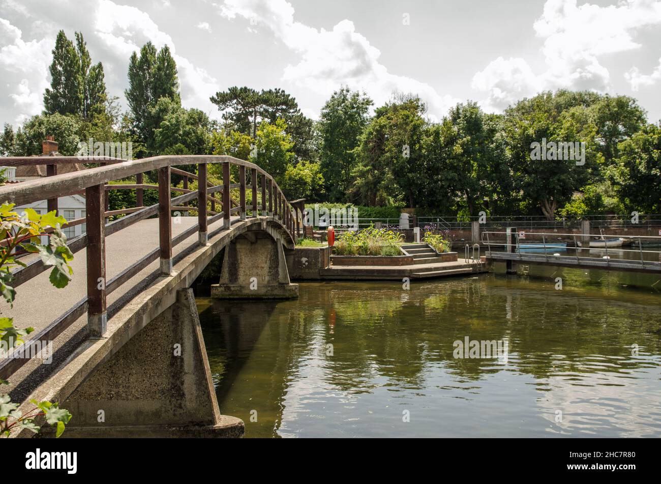 Passerella sul Tamigi a Marlow Lock, Buckinghamshire in un pomeriggio estivo soleggiato. Foto Stock