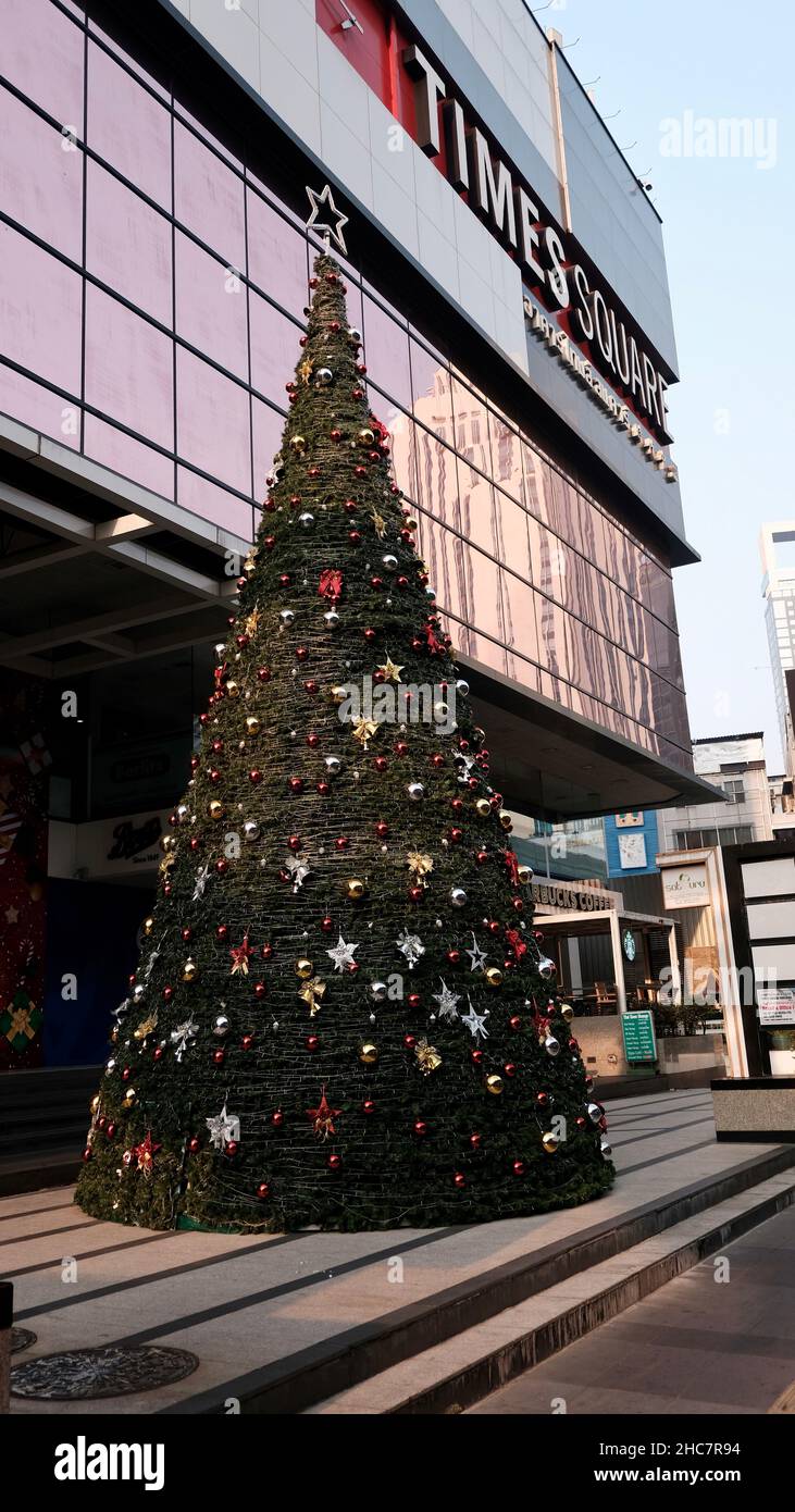 Christmas Tree Times Square Building Mall Sukhumvit Rd, Bangkok Thailandia Foto Stock