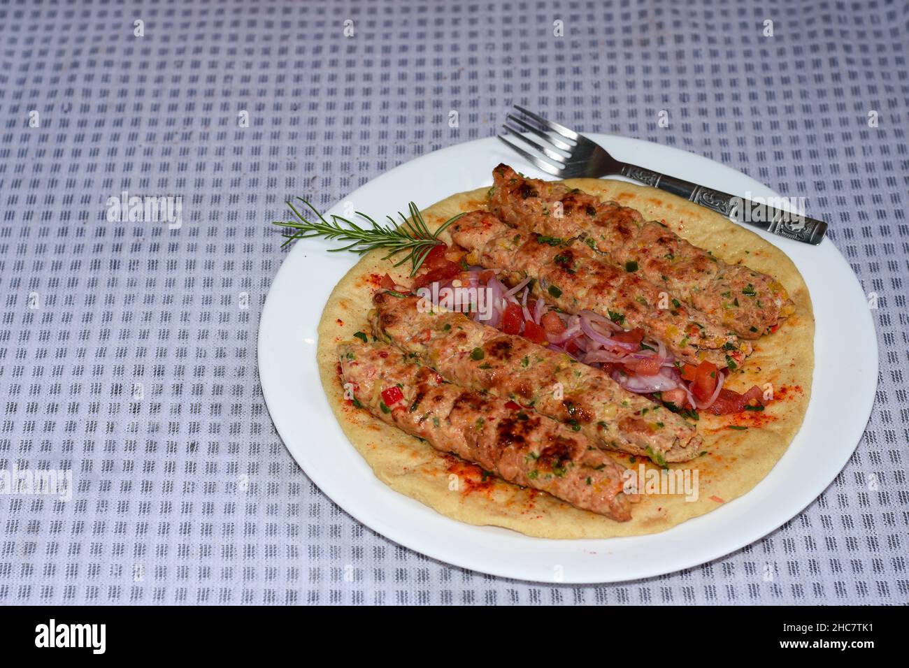 Pollo turco Adana Kebab, preparato con peperoni rossi e cipolle rosse Foto Stock
