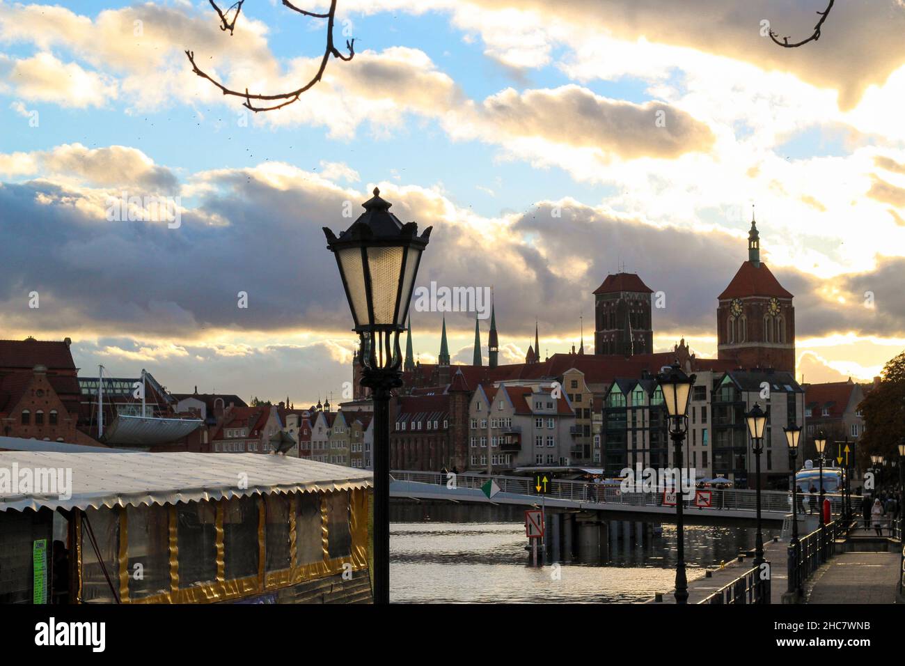 Architettura classica e moderna nella città vecchia di Danzica, in Polonia Foto Stock