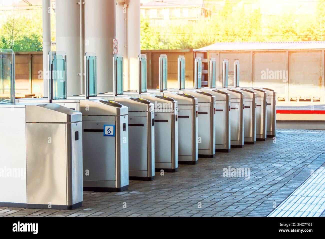 Tornelli per la presentazione e la scansione dei biglietti sulla piattaforma di trasporto pubblico ferroviario Foto Stock