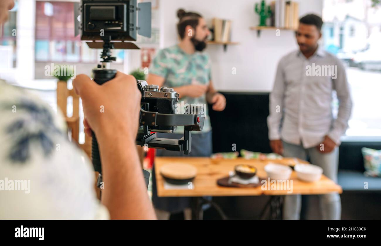 L'operatore di macchina fotografica non riconoscibile registra il laboratorio di cottura Foto Stock