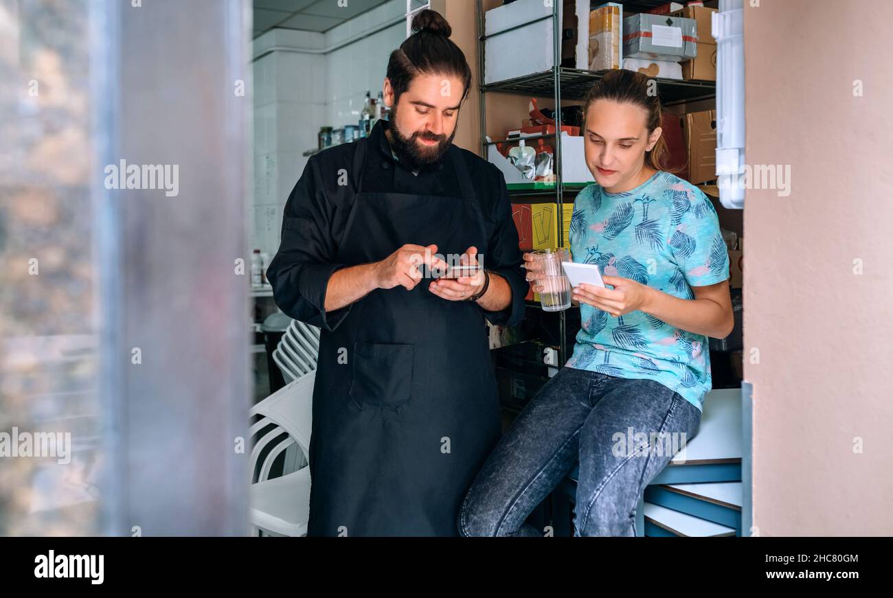 Cuoco e cameriera in movimento durante la pausa Foto Stock