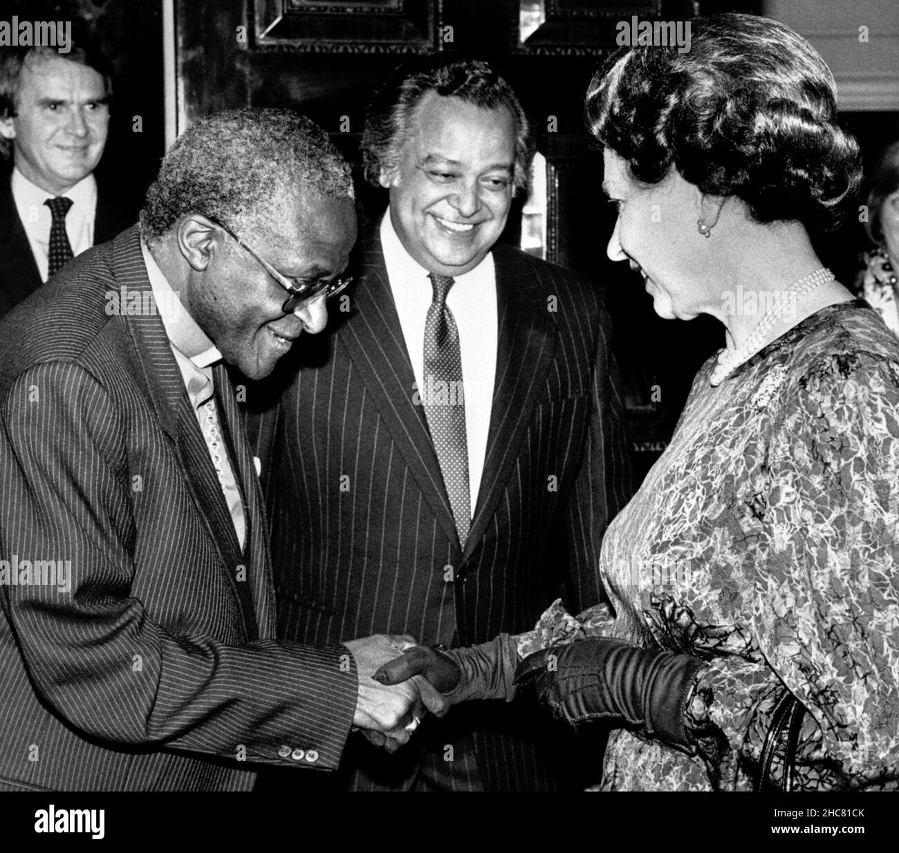 Foto del file datata 09/03/87 della Regina Elisabetta II incontro l'arcivescovo anglicano di Città del Capo, Desmond Tutu ad un ricevimento del Commonwealth Day a Marlborough House, Londra, con Sir Shridath Ramphal, Segretario Generale del Commonwealth, a guardare. Desmond Tutu, l’attivista vincitore del Premio Nobel per la pace per la giustizia razziale e i diritti dell’LGBT, è morto all’età di 90 anni. Era stato curato in ospedale più volte dal 2015, dopo essere stato diagnosticato con il cancro della prostata nel 1997. Data di emissione: Domenica 26 dicembre 2021. Foto Stock