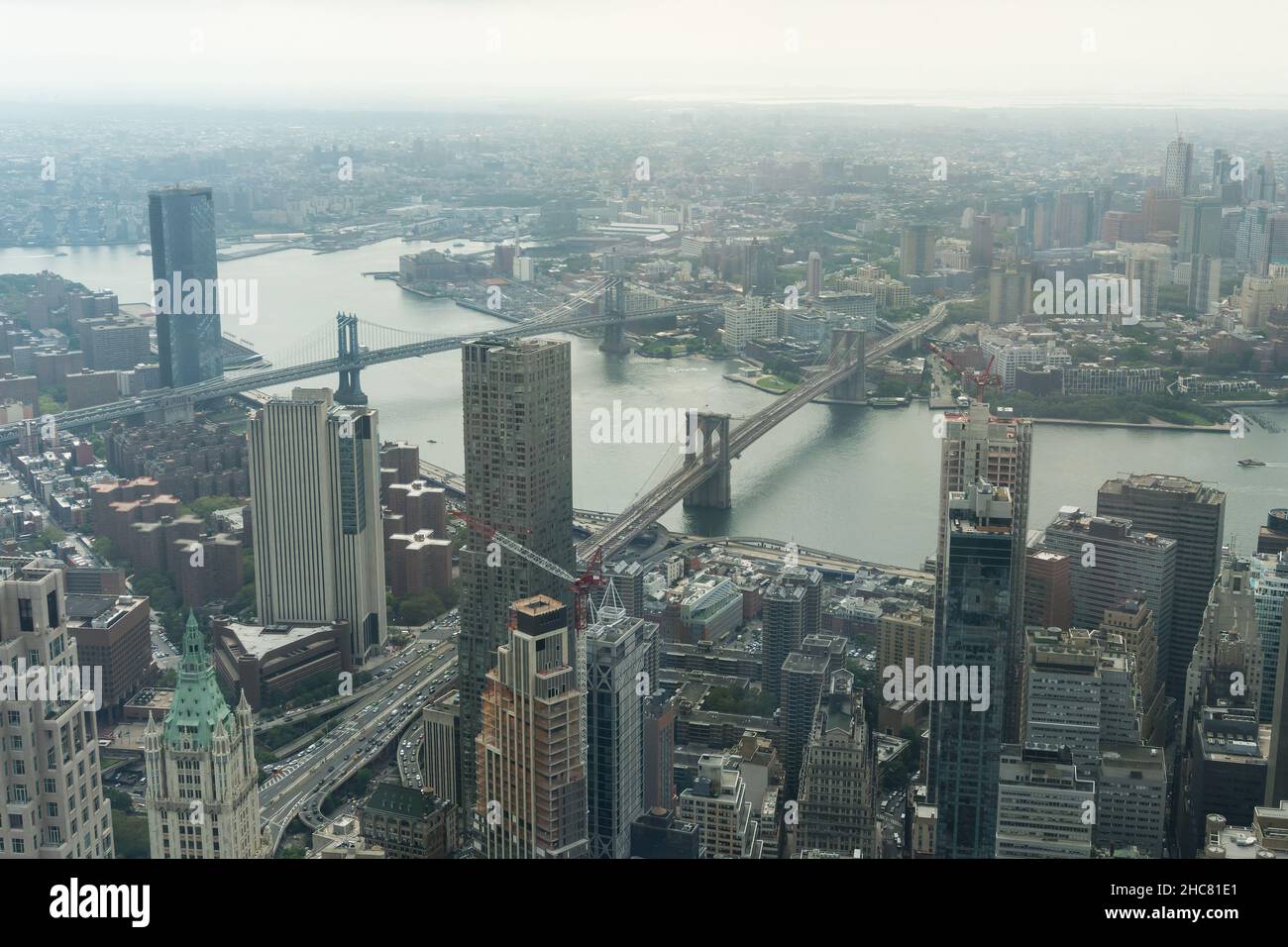 New York City, USA - 7 agosto 2019: Vista della città di New York dall'Osservatorio One World durante una giornata nuvolosa. Foto Stock