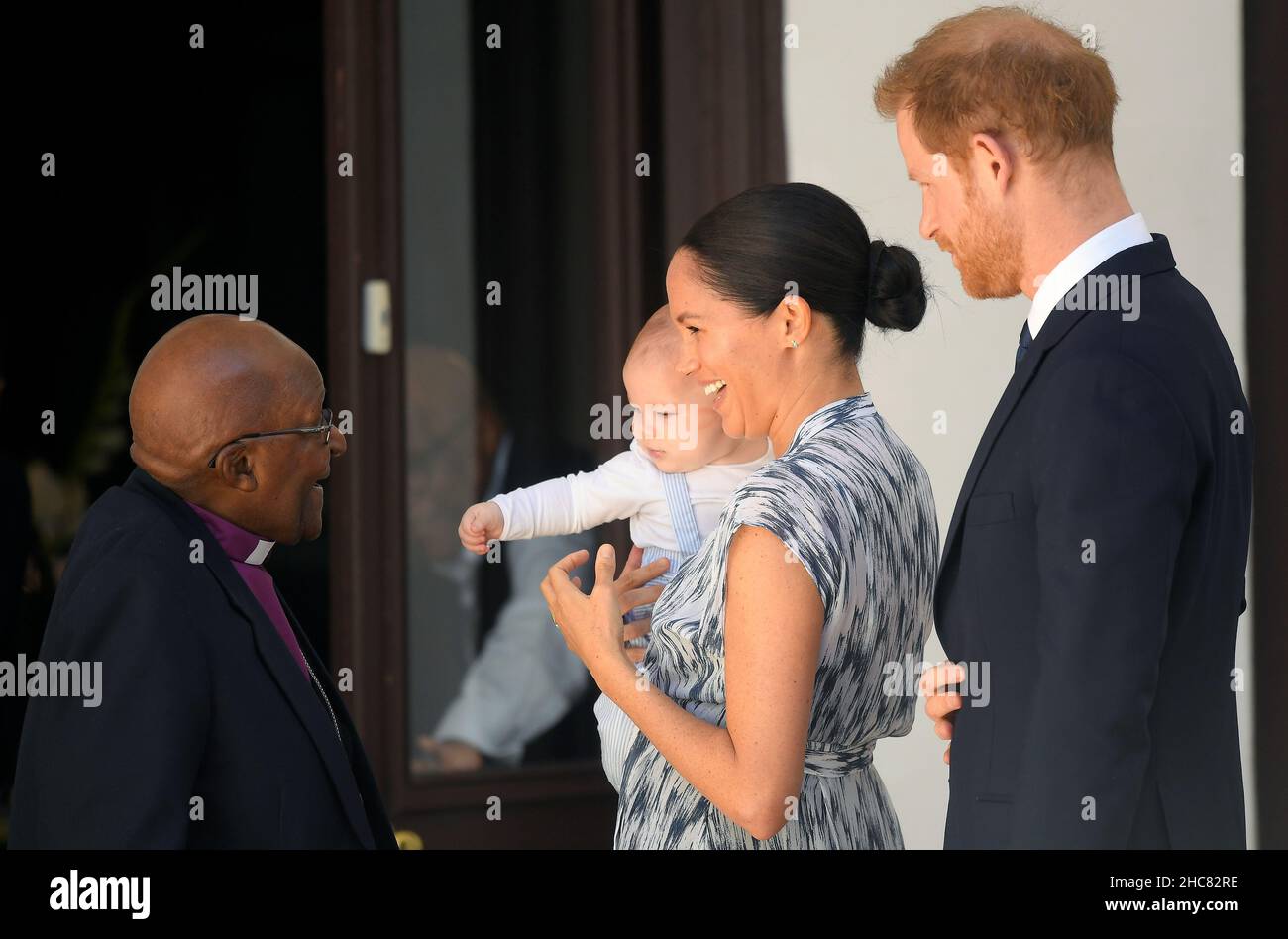 Foto del file datata 25/09/19 del Duca e della Duchessa del Sussex insieme al figlio Archie incontro con l'Arcivescovo Desmond Tutu e la signora Tutu alla loro fondazione eredità a città del capo, il terzo giorno del loro tour in Africa. Desmond Tutu, l’attivista vincitore del Premio Nobel per la pace per la giustizia razziale e i diritti dell’LGBT, è morto all’età di 90 anni. Era stato curato in ospedale più volte dal 2015, dopo essere stato diagnosticato con il cancro della prostata nel 1997. Data di emissione: Domenica 26 dicembre 2021. Foto Stock