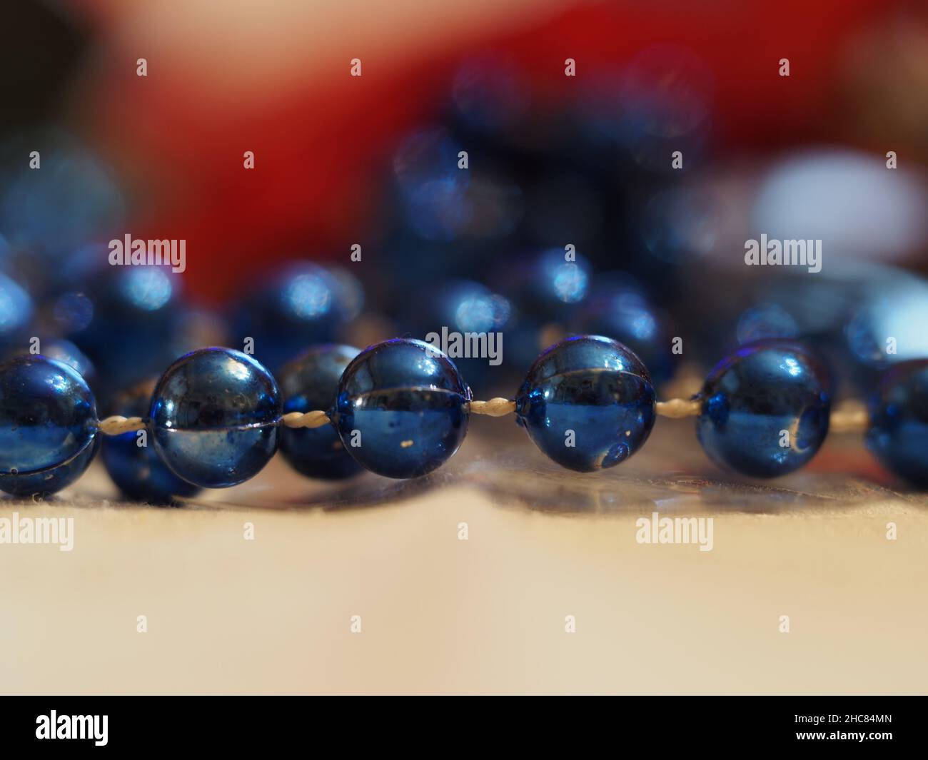 Dettagli collane di plastica finti con perle blu Foto Stock