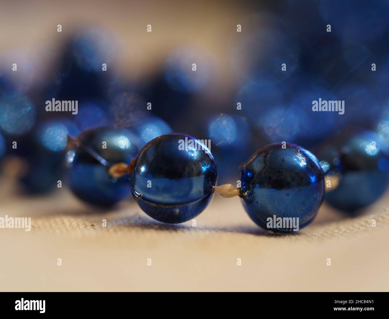 Dettagli collane di plastica finti con perle blu Foto Stock