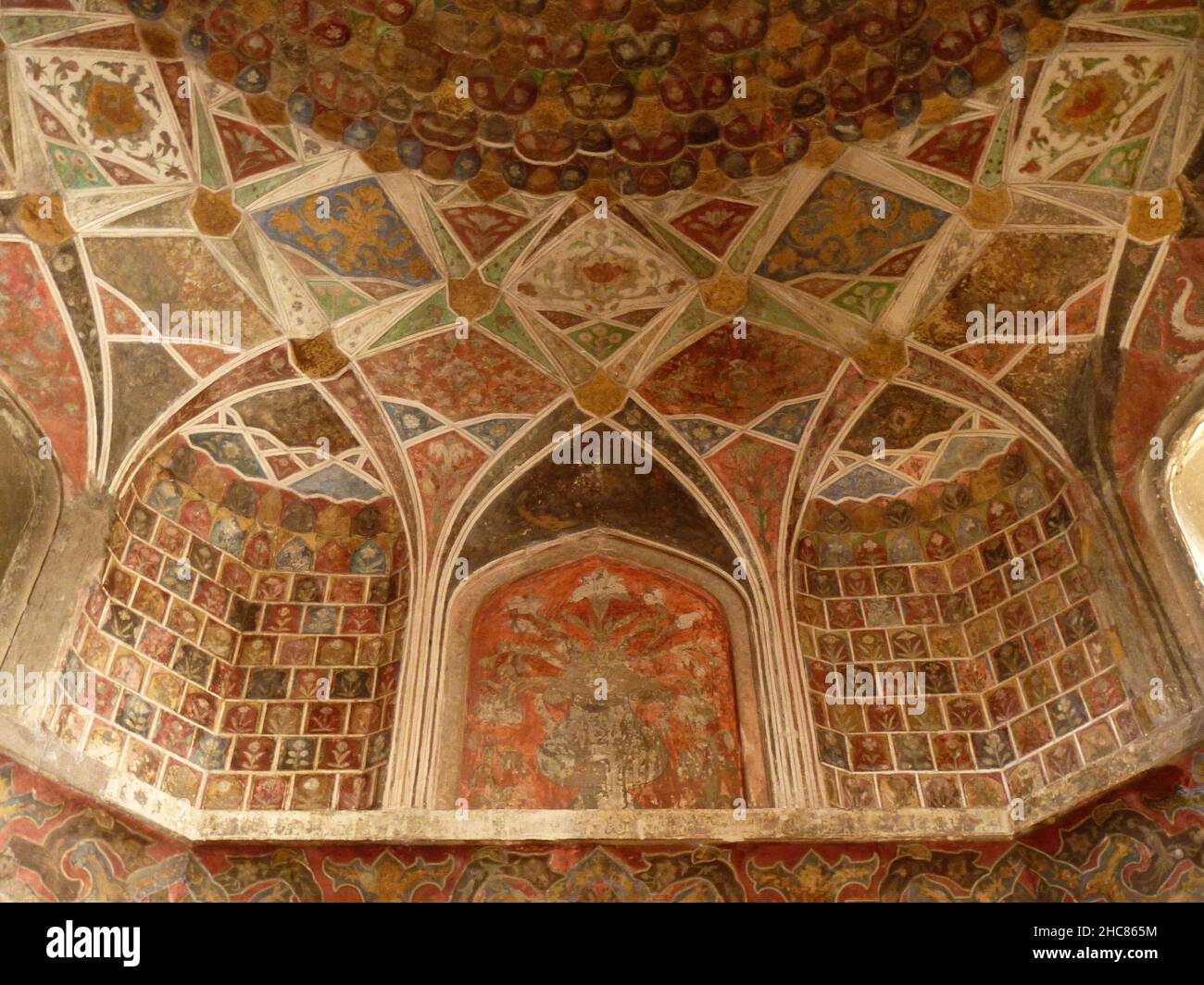 Soffitti splendidamente dipinti all'interno di Itmad-ud-Daula Foto Stock