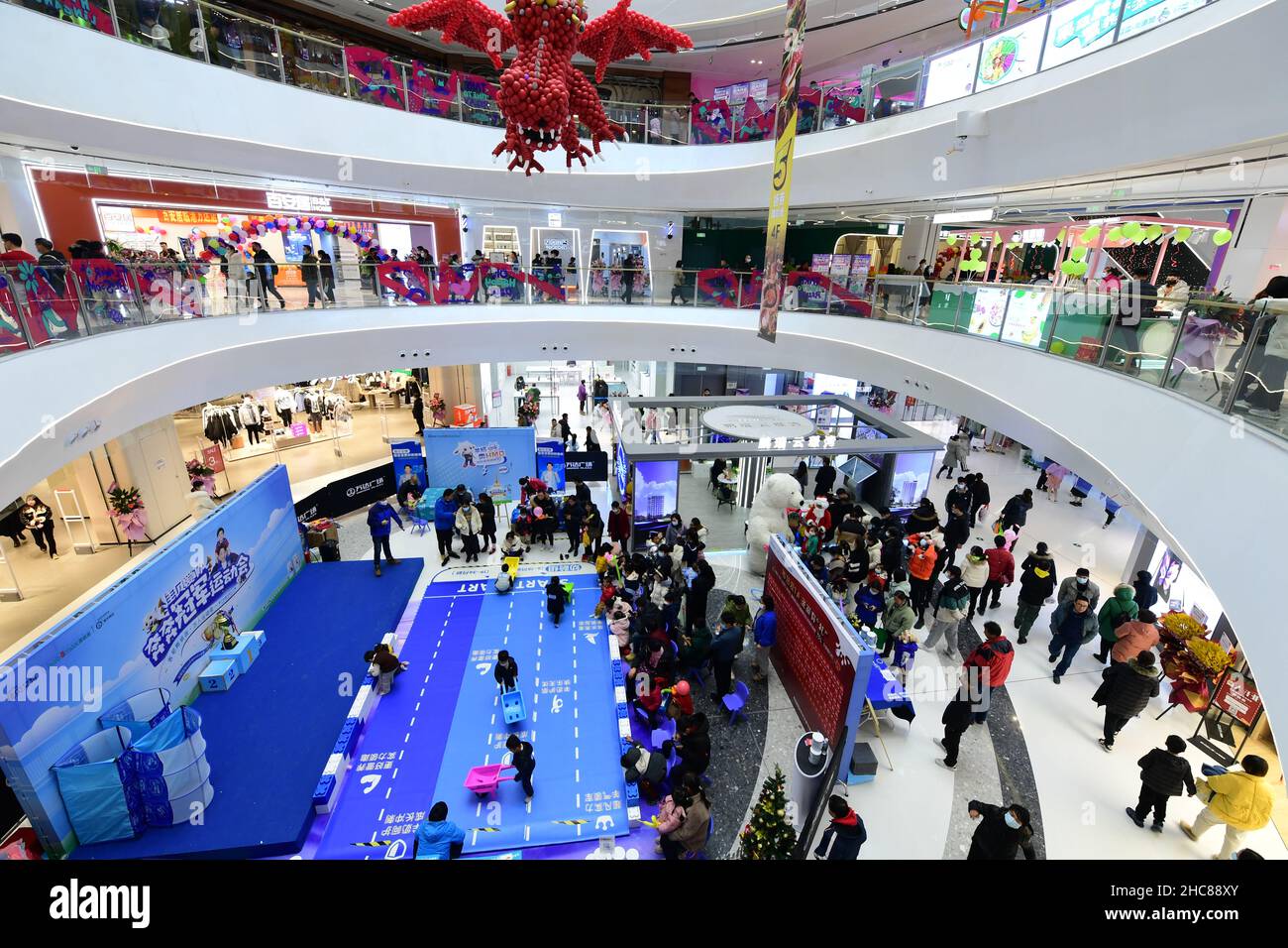 SHANGHAI, CINA - 25 DICEMBRE 2021 - clienti al Wanda Plaza, inaugurato di recente, il 25 dicembre 2021 a Shanghai, Cina. Foto Stock