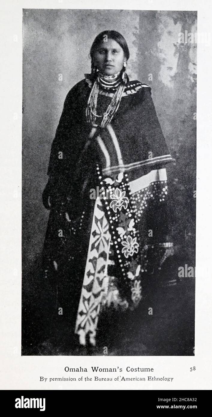 Omaha Woman’s Costume [gli Omaha sono una tribù di nativi americani del Midwest riconosciuta a livello federale che risiede nella Omaha Reservation nel Nebraska nord-orientale e nell'Iowa occidentale, Stati Uniti]. Dal libro ' i miti degli Indiani nordamericani ' di Lewis Spence, pubblicato a Londra da George G. Harrap & Company nel 1912 Foto Stock