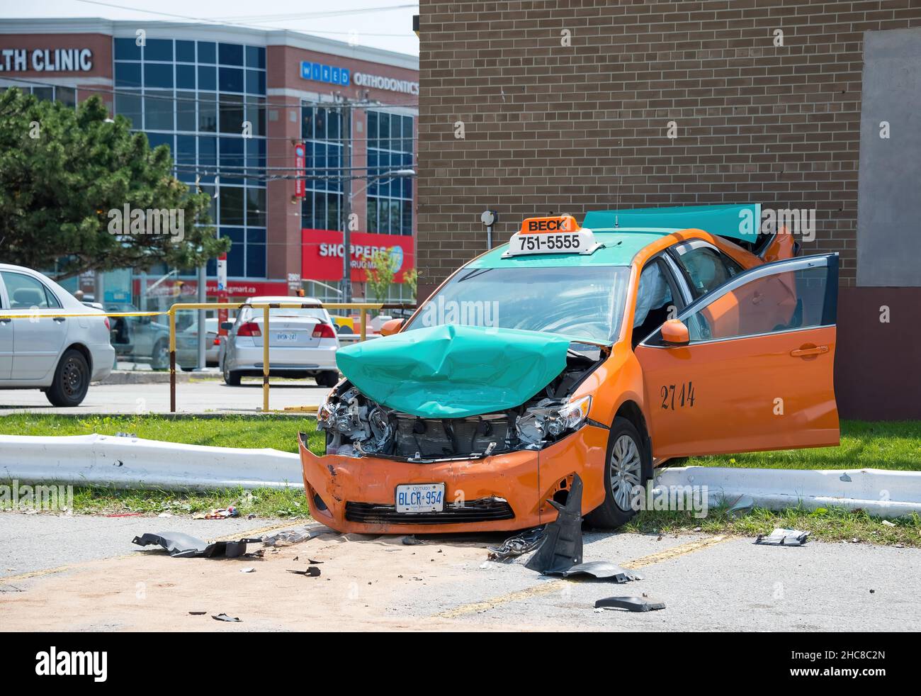 Toronto, Canada - 3 luglio 2015: Schiantato Beck Taxi in un parcheggio lot infortuny.Total incidente di incidente di macchina schiantare sulla strada della città. Auto incidente veicolo de Foto Stock