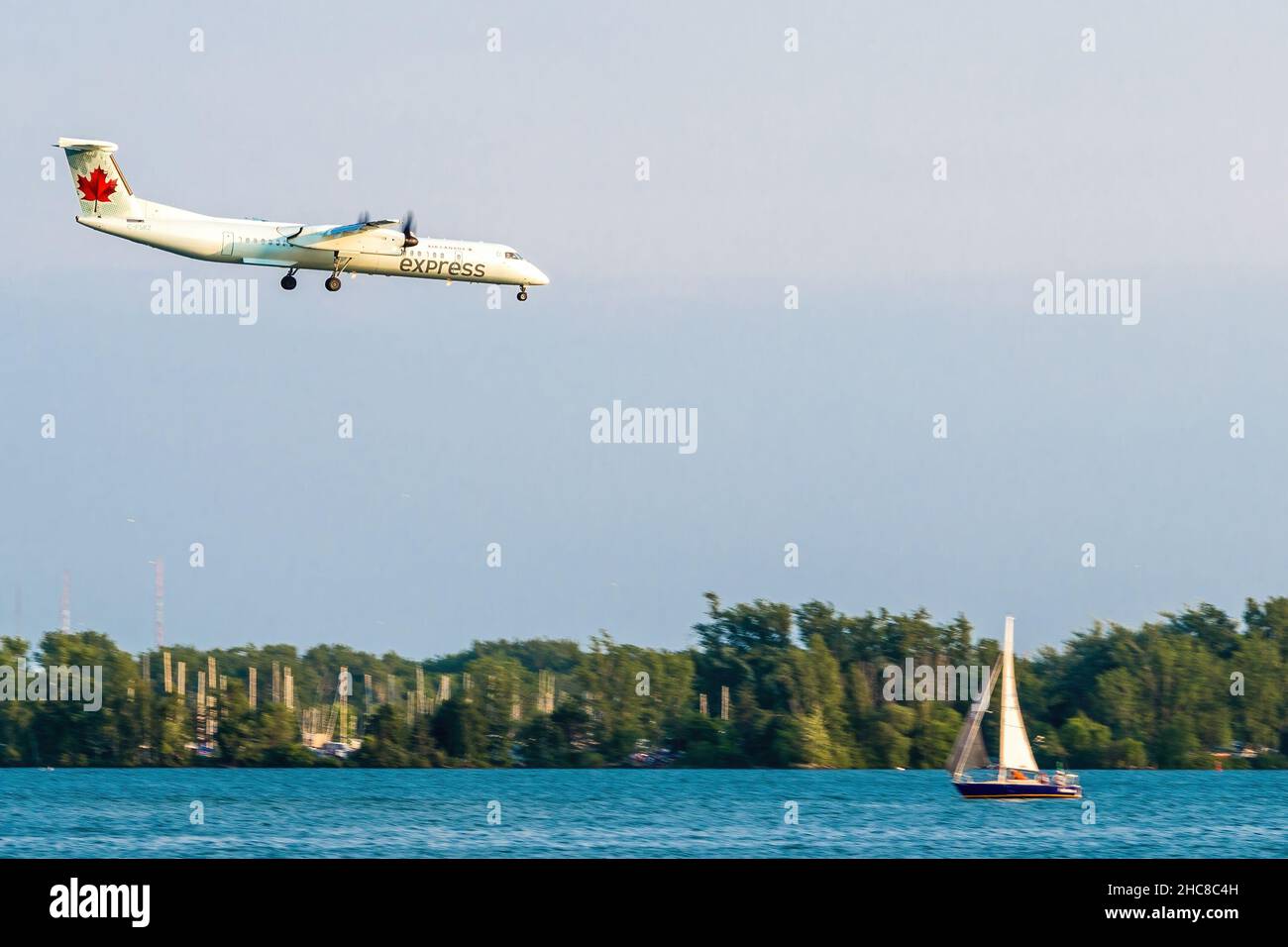 Toronto, Canada - 1 luglio 2015:Air Canada Propeller aereo atterraggio in aeroporto di Porter sopra il lago Ontario durante le celebrazioni del giorno del Canada. Foto Stock