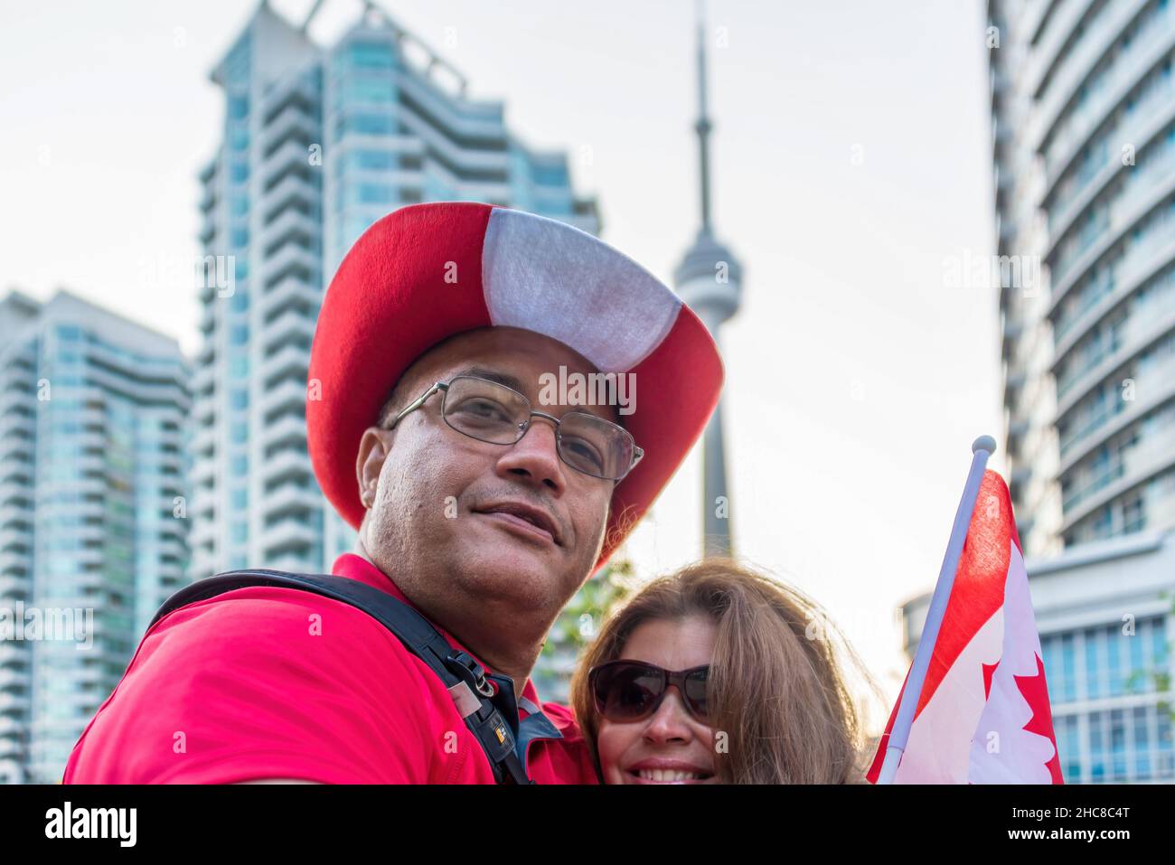 Toronto, Canada - 1 luglio 2015: Festa del Canada a Toronto. Immigrati Canadiani selfie nella CN Tower con i colori della bandiera canadese Foto Stock