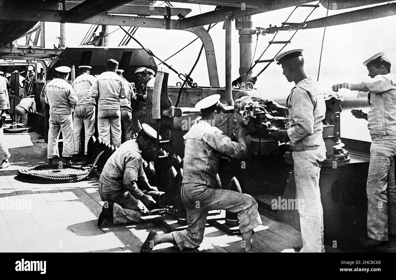 Pratica delle armi, nave da guerra Royal Navy, inizio 1900s Foto Stock
