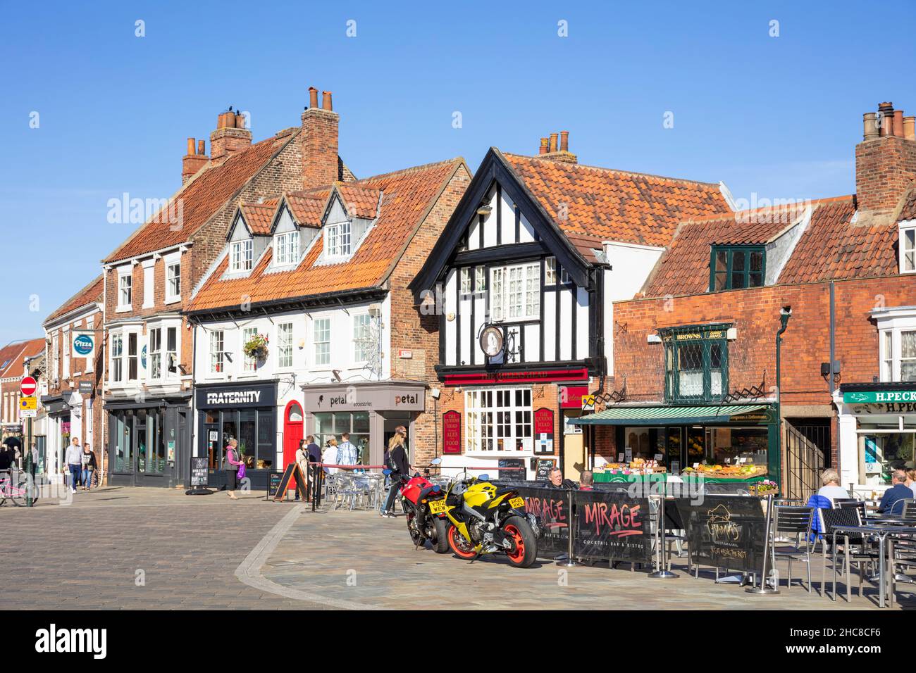 Mirage cocktail Bar and Bistro, caffetteria all'aperto sul mercato del mercoledì nella città mercato di Beverley Yorkshire East Riding of Yorkshire Inghilterra UK GB Europe Foto Stock