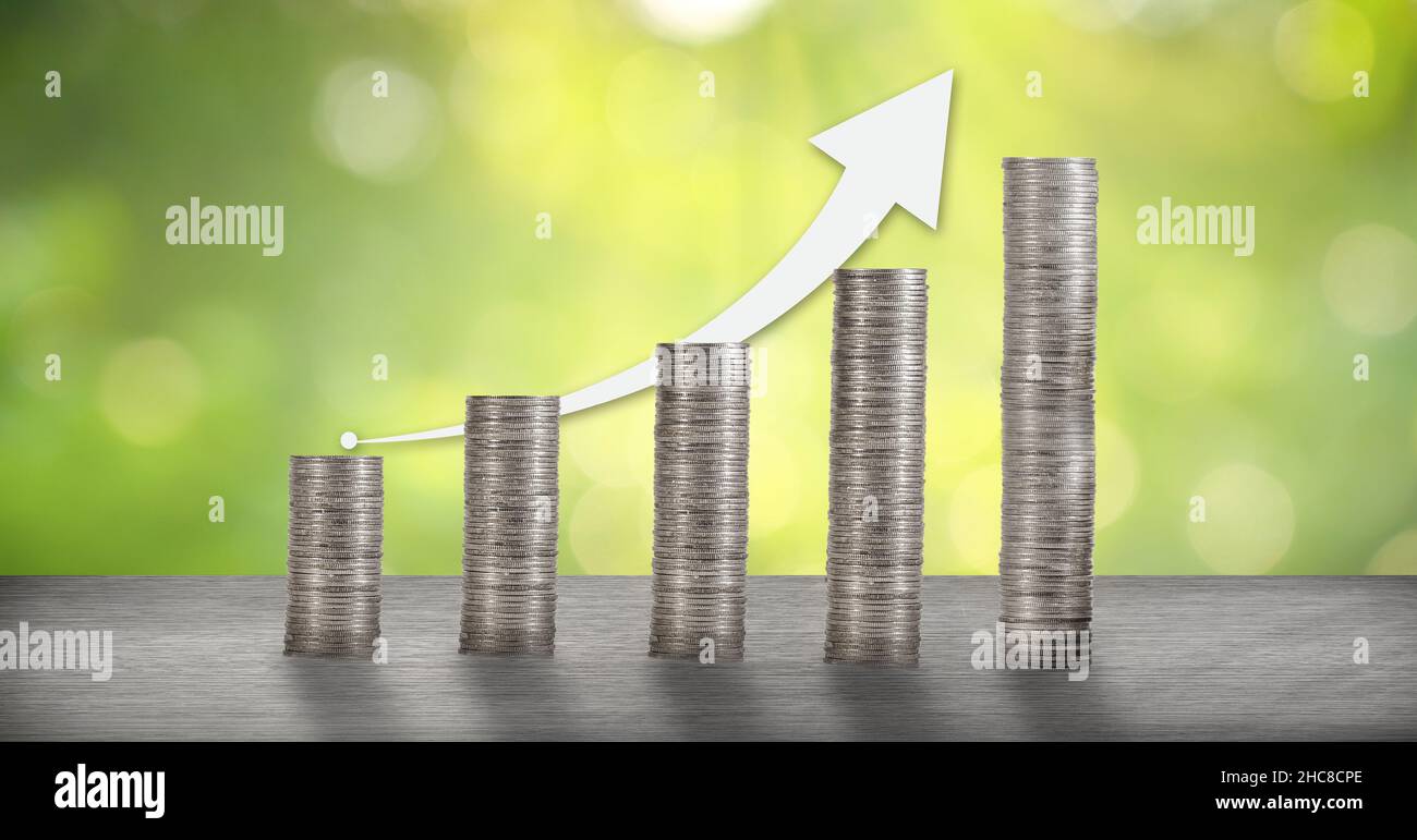La crescita di denaro per un risparmio di denaro. Albero superiore monete al concetto illustrato ai cambiamenti di un business in espansione Foto Stock