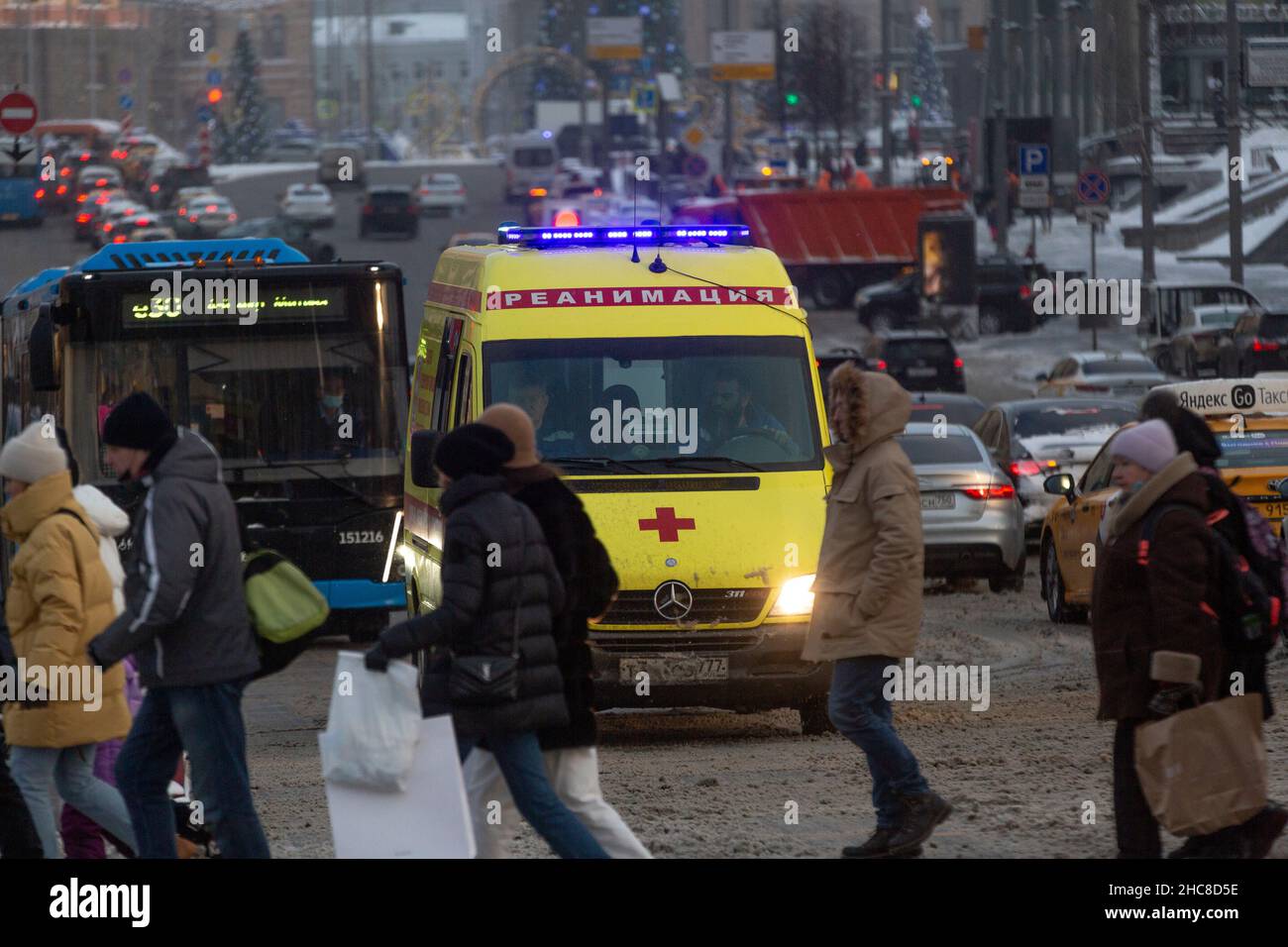 Mosca, Russia. 25th dicembre 2021 l'ambulanza corre ad un paziente in via Okhotny Ryad nel centro della città di Mosca, Russia Foto Stock
